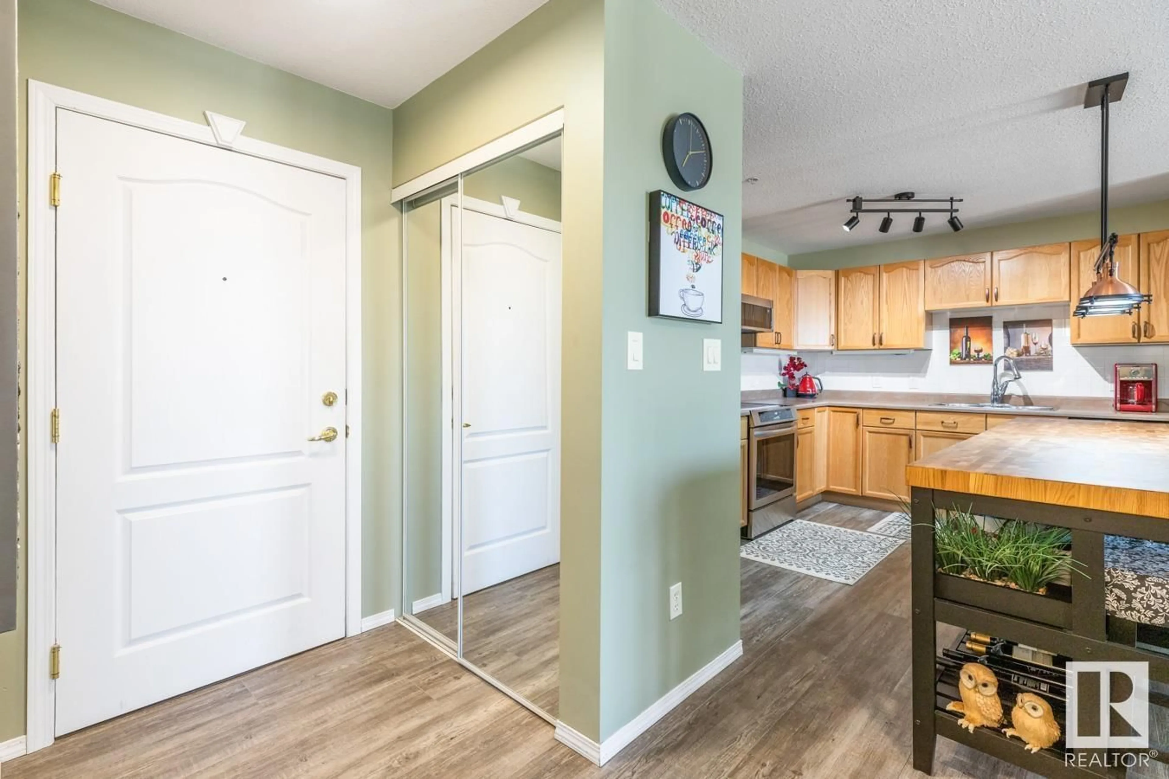 Indoor entryway for 307 - 4703 43 AV, Stony Plain Alberta T7Z2S7