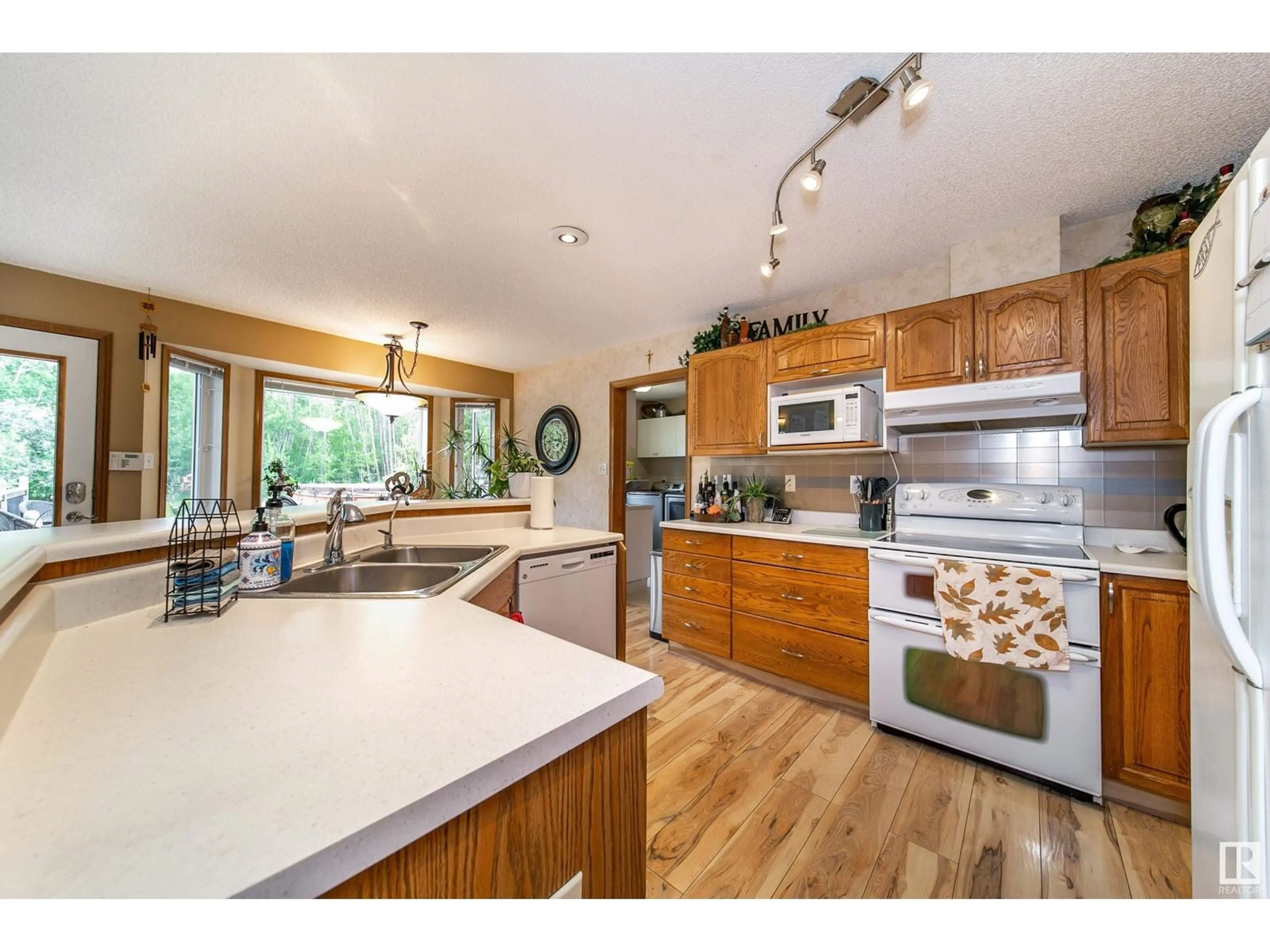 Open concept kitchen, unknown for 54431 STE ANNE TR, Rural Lac Ste. Anne County Alberta T0E0A0