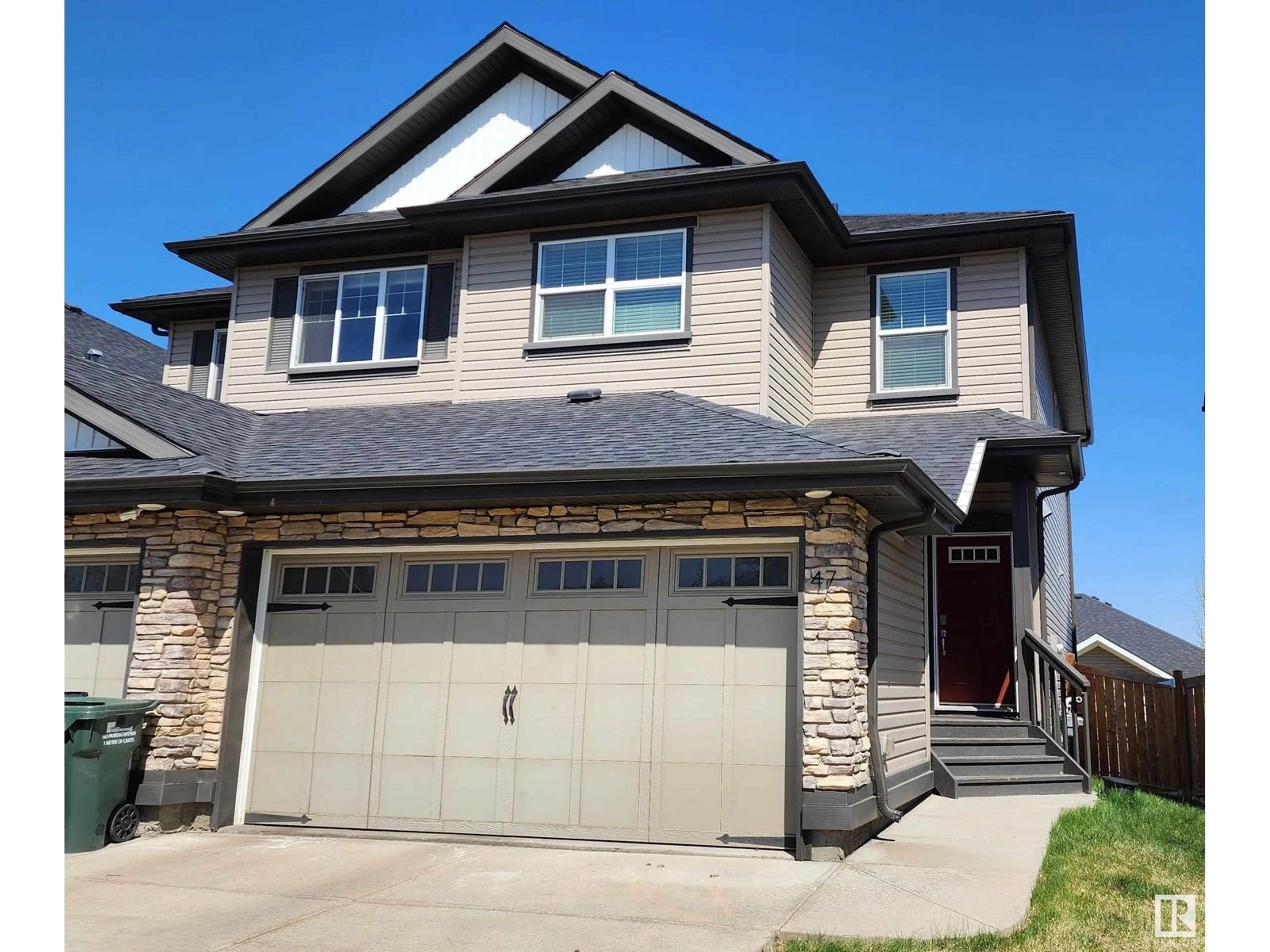 Home with vinyl exterior material, street for 47 AVEBURY CT, Sherwood Park Alberta T8H0Z3