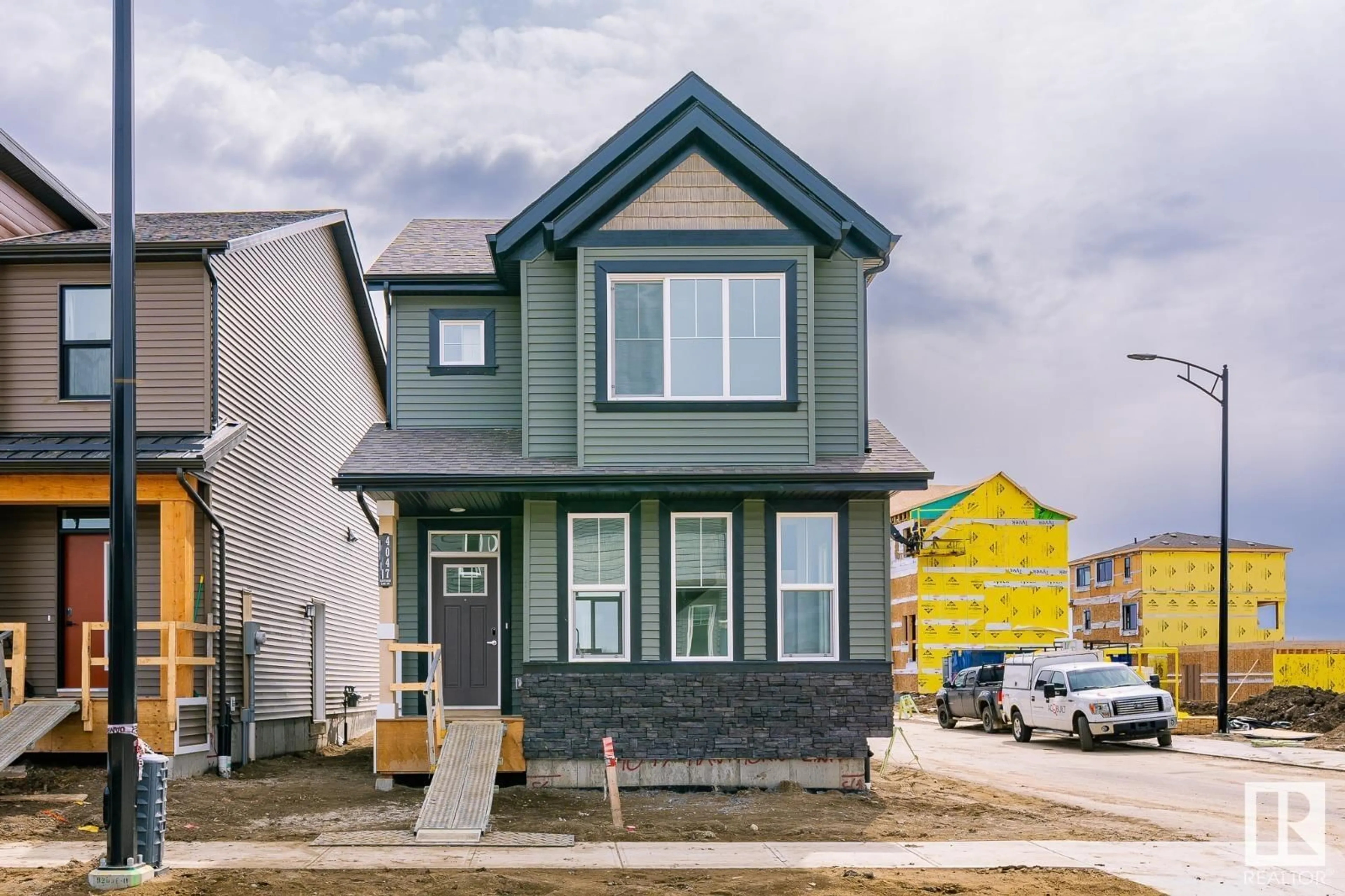 Home with vinyl exterior material, street for SW - 4047 HAWTHORN LI, Edmonton Alberta T6X2Y8