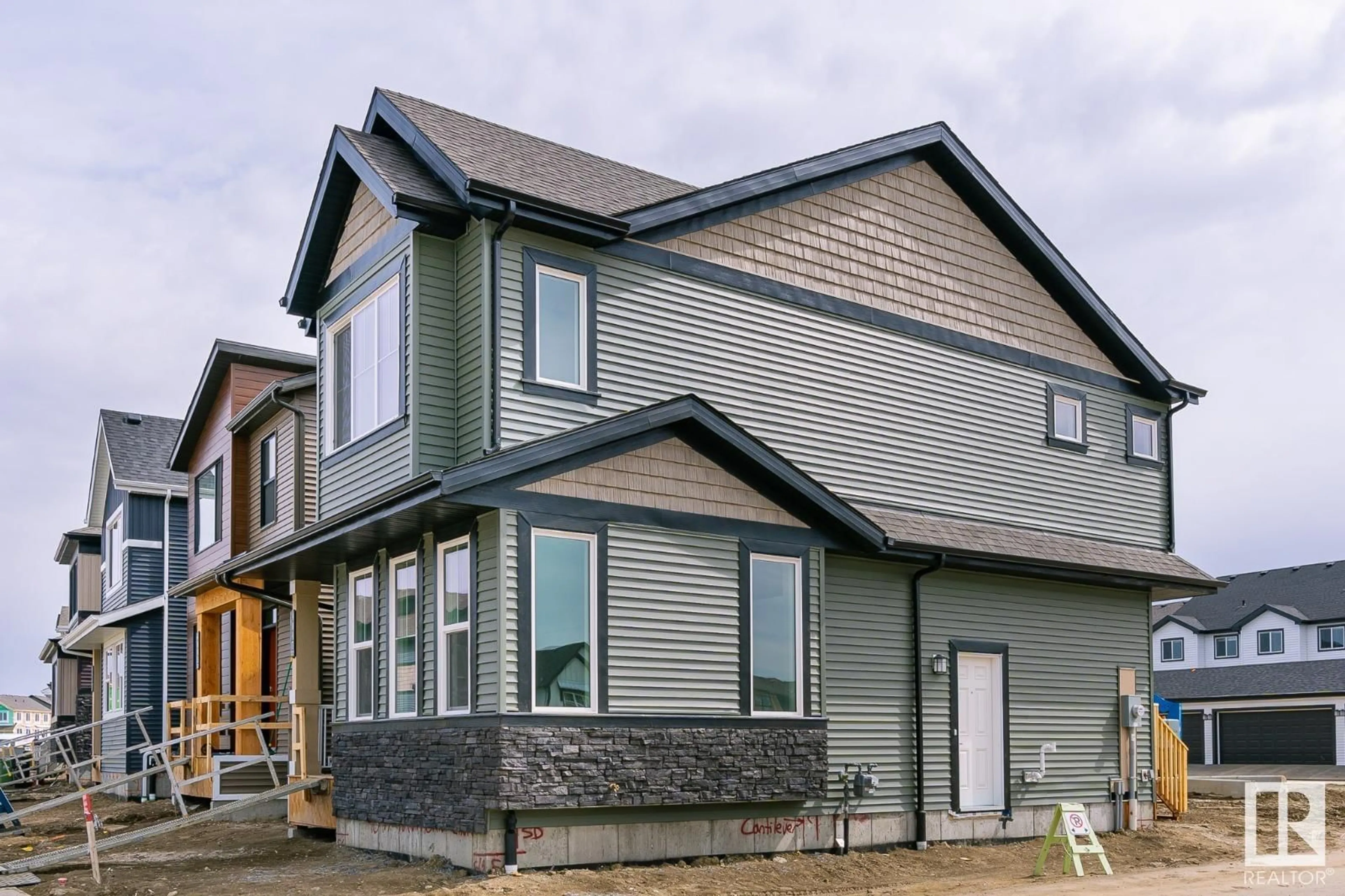 Home with vinyl exterior material, street for SW - 4047 HAWTHORN LI, Edmonton Alberta T6X2Y8