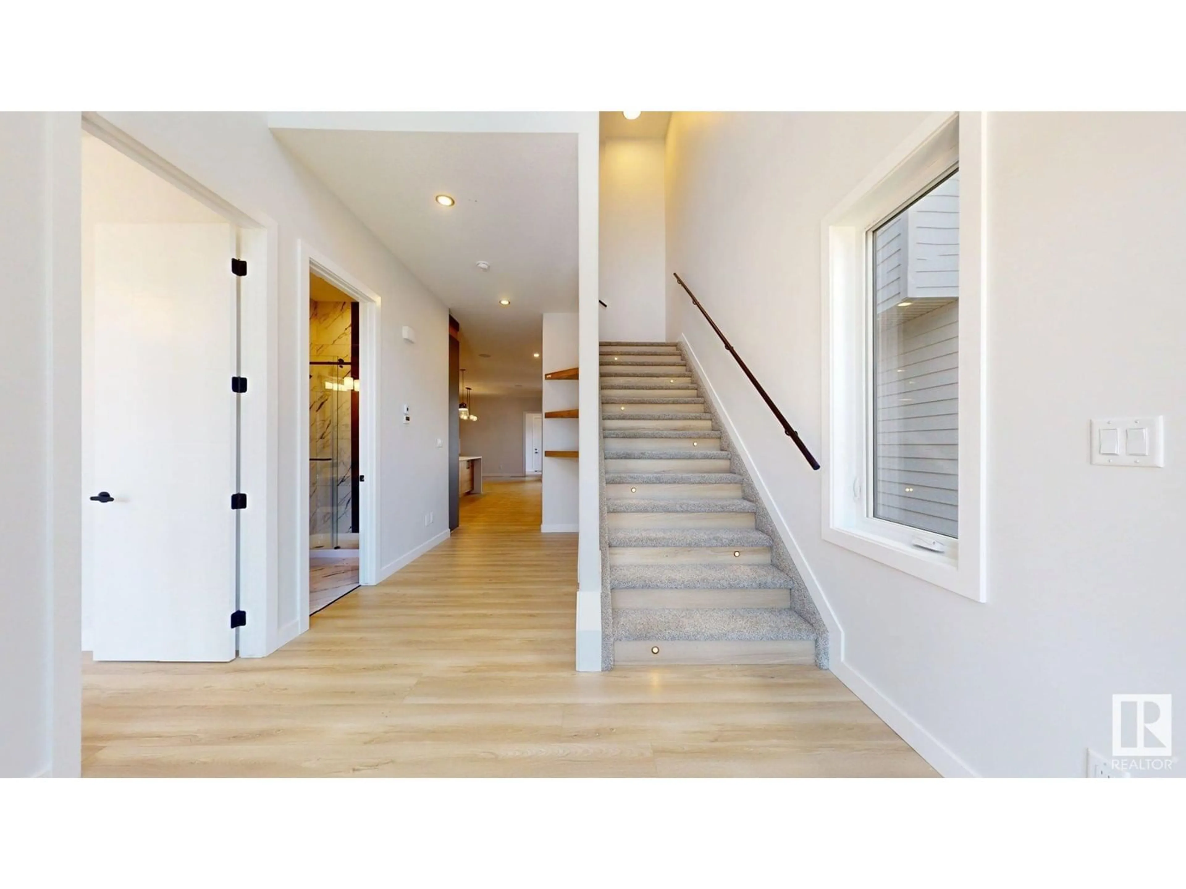Indoor entryway for 6724 CRAWFORD WY, Edmonton Alberta T6W1A6
