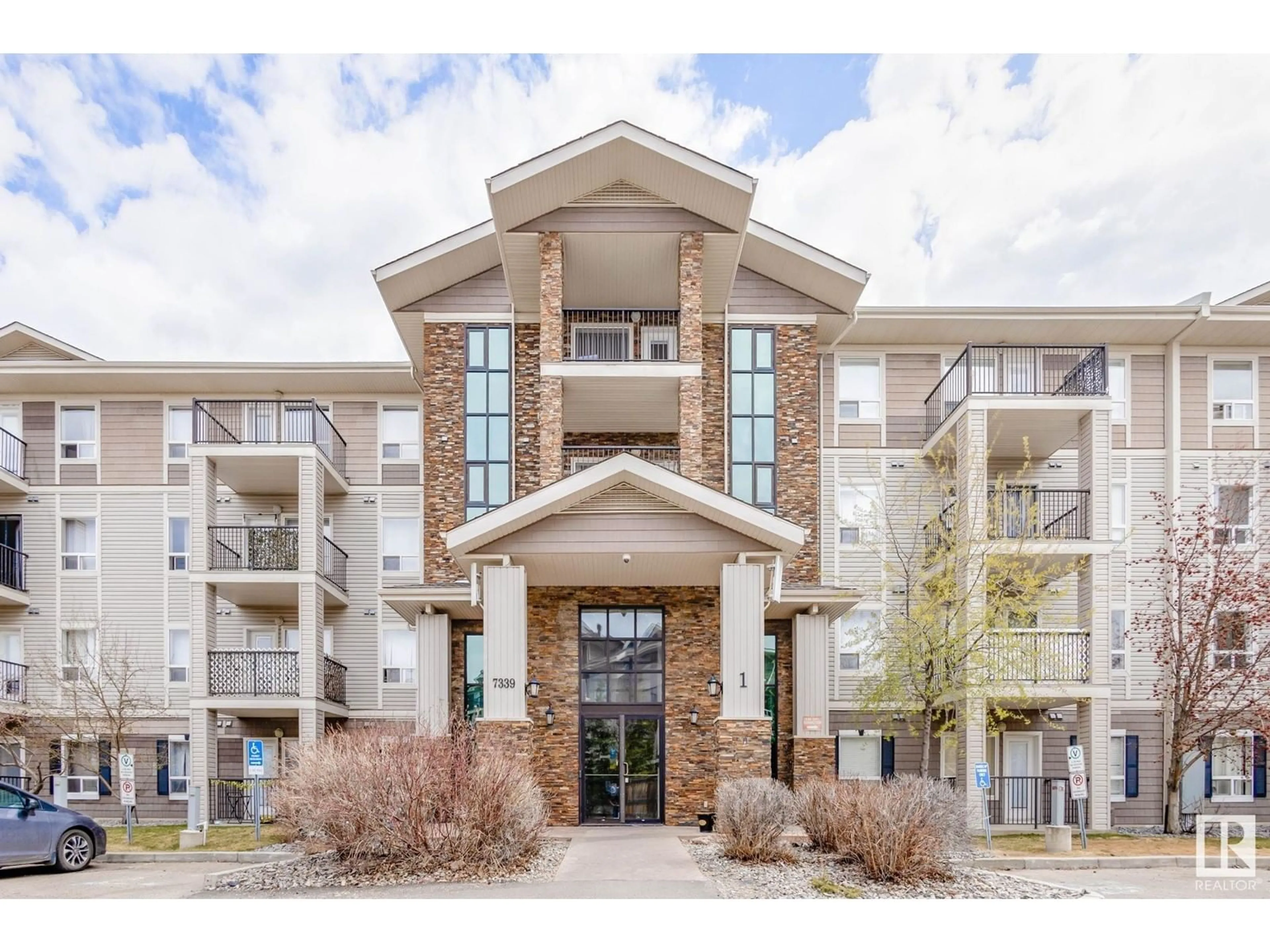 Indoor foyer for 1316 SOUTH TERWILLEGAR DR, Edmonton Alberta T6R0E1