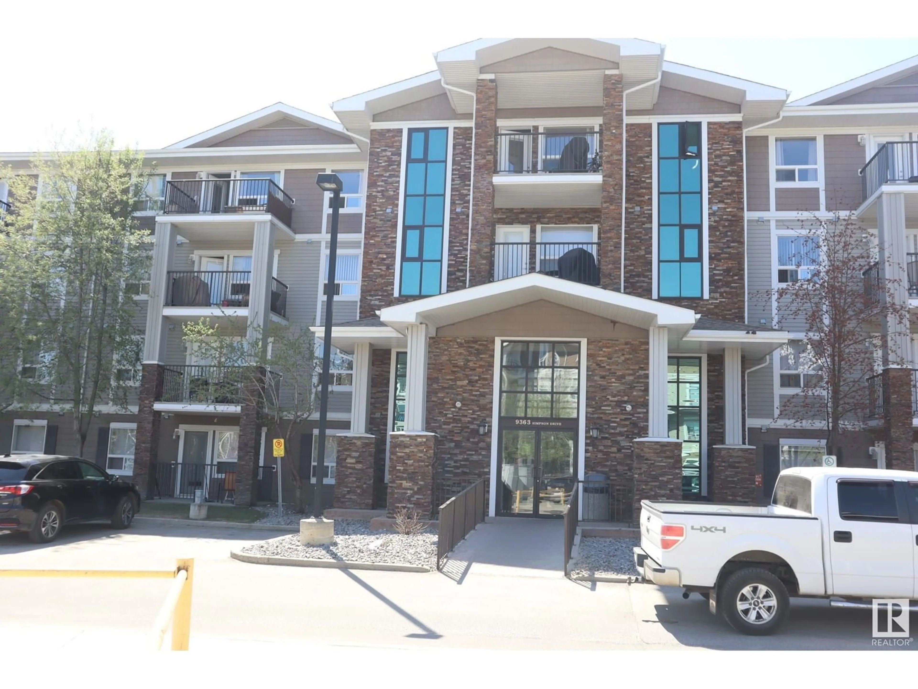 Indoor foyer for 1408 SIMPSON DR, Edmonton Alberta T6R0N2