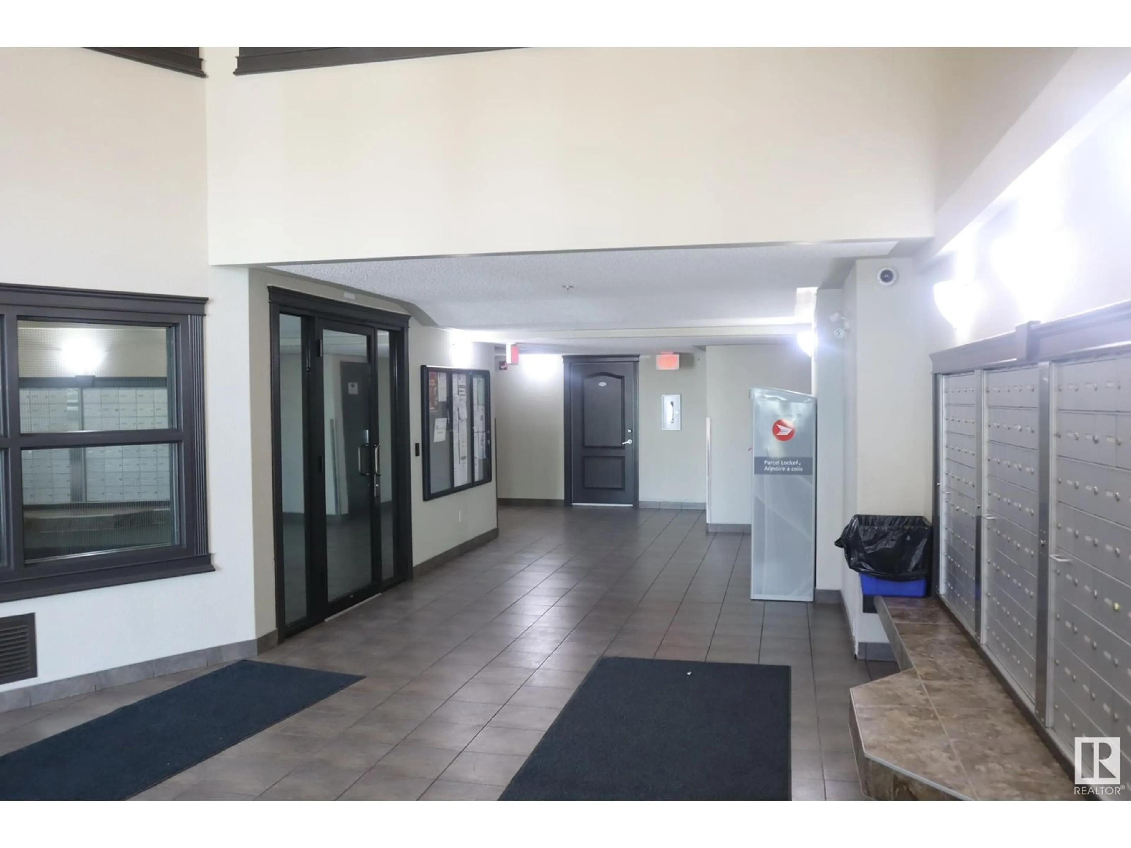 Indoor foyer for 1408 SIMPSON DR, Edmonton Alberta T6R0N2