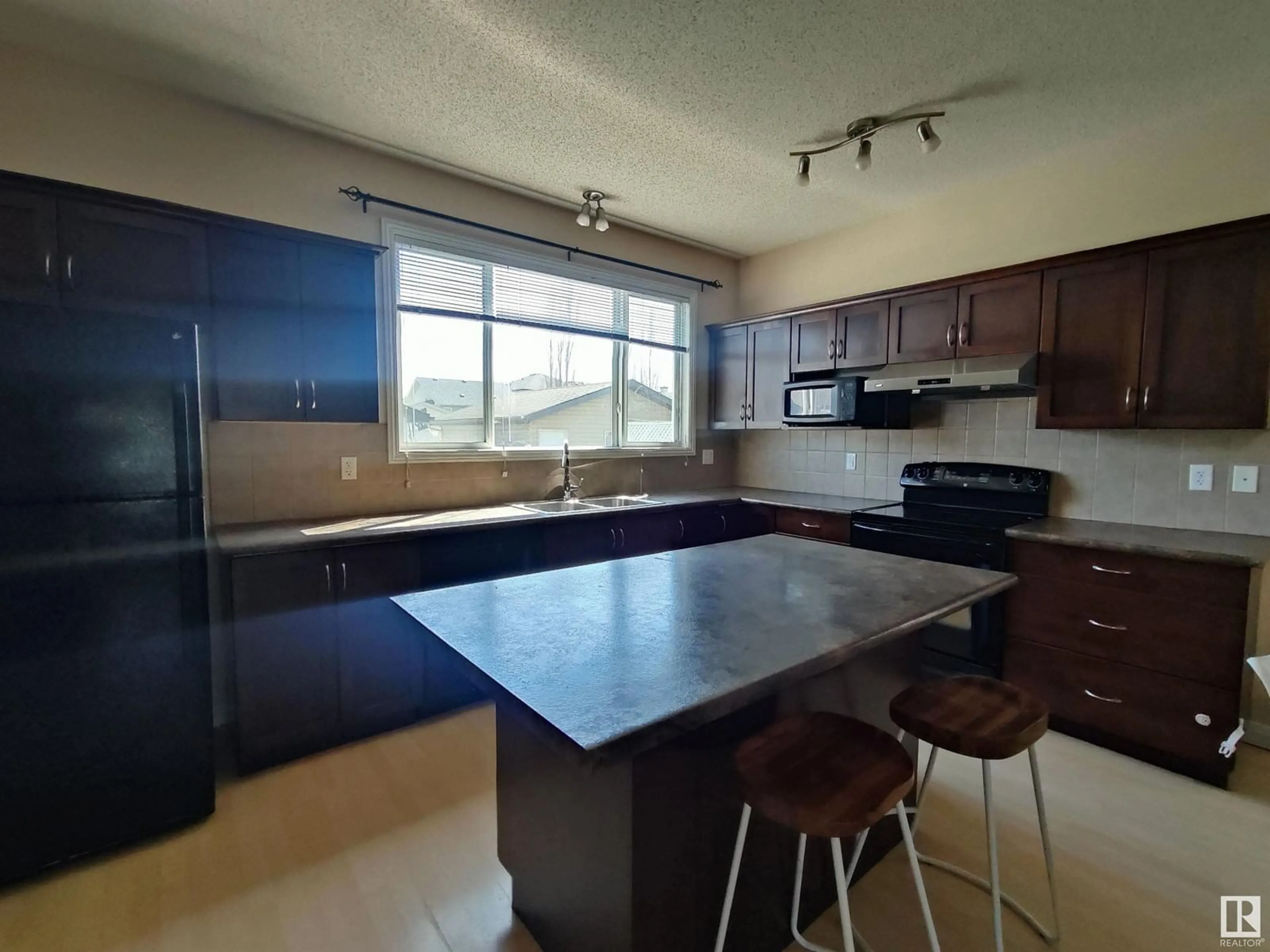 Standard kitchen, unknown for 7692 SCHMID CR, Edmonton Alberta T6R0K7