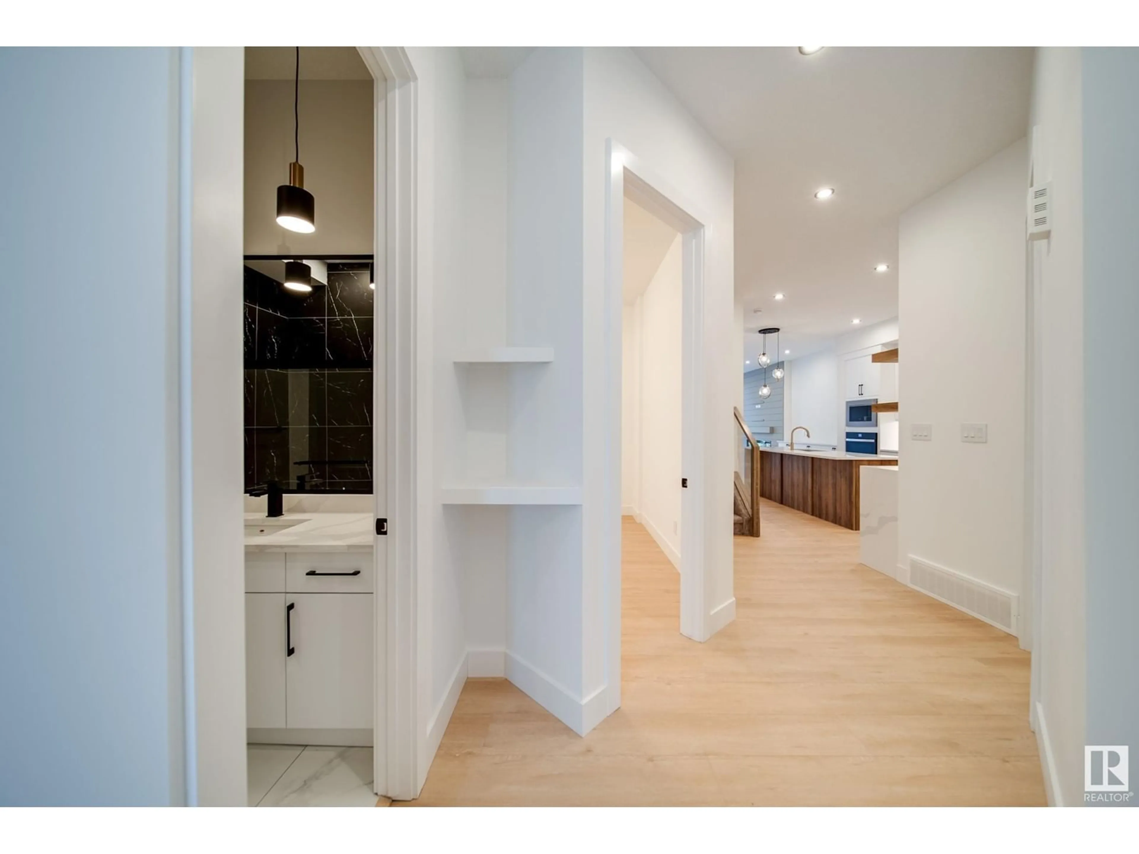 Indoor entryway for #25 - 20425 93 AV, Edmonton Alberta T5T7C7