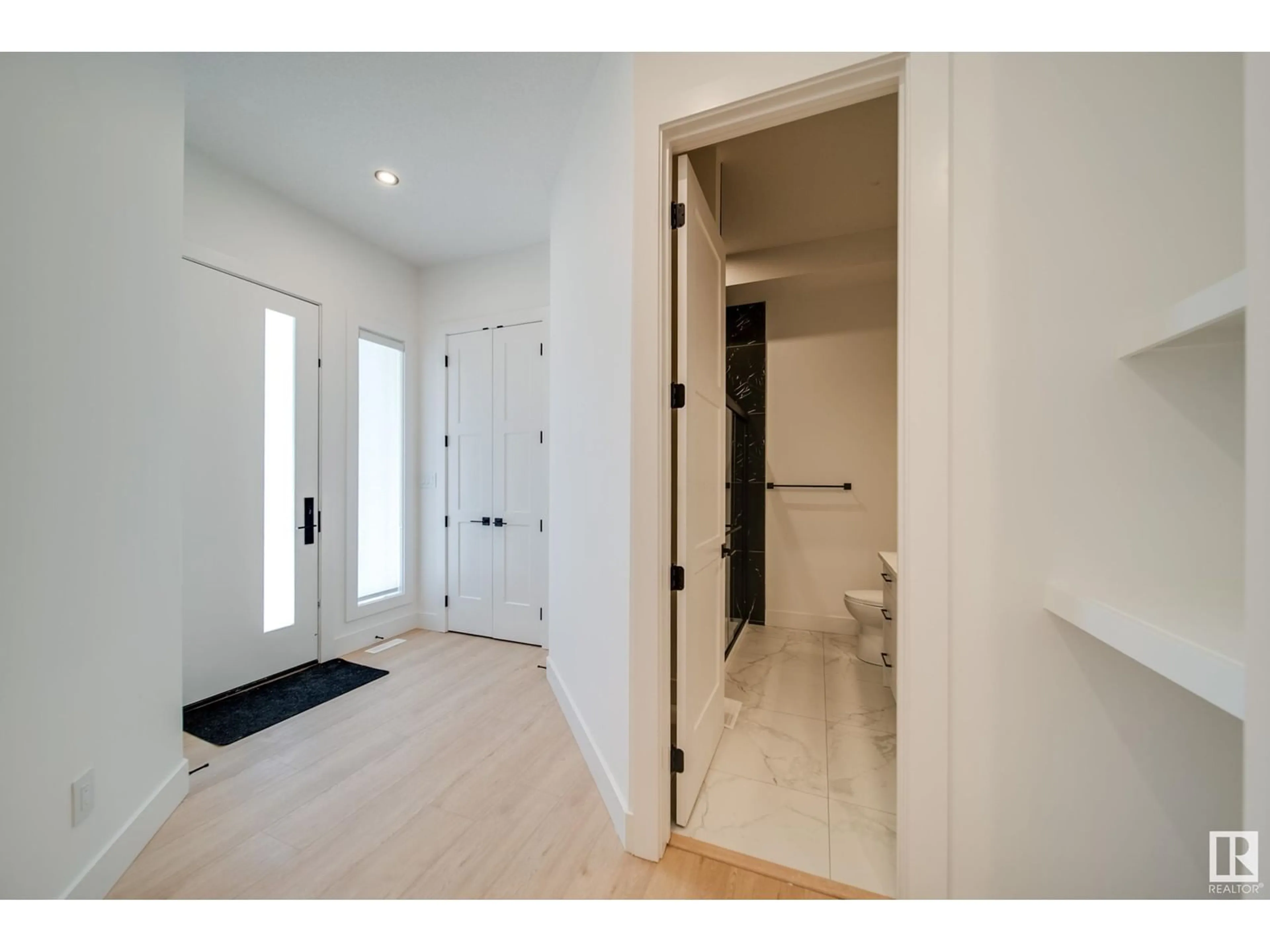 Indoor entryway for #25 - 20425 93 AV, Edmonton Alberta T5T7C7