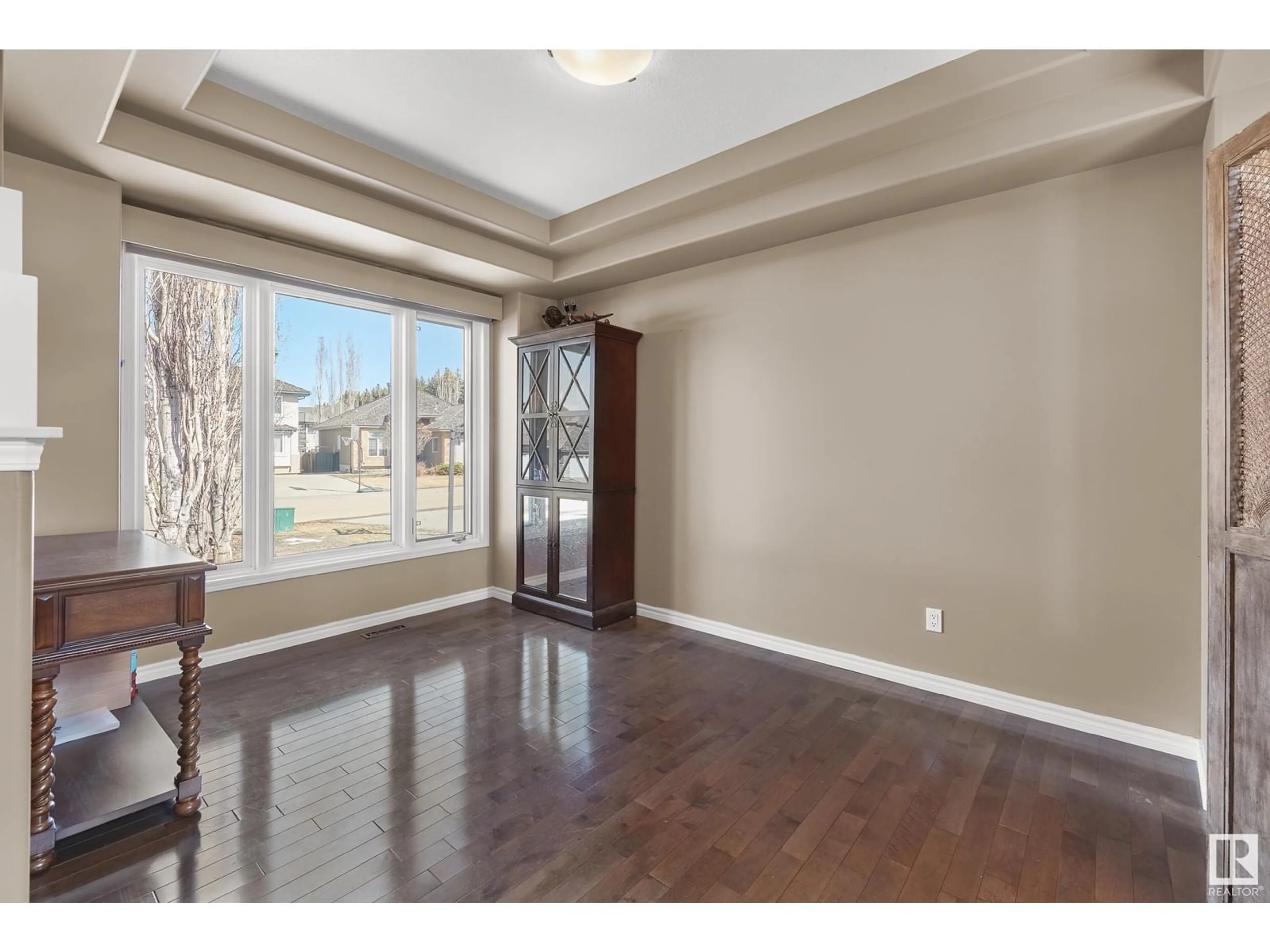 Indoor entryway for 935 HALIBURTON RD, Edmonton Alberta T6R2Z6