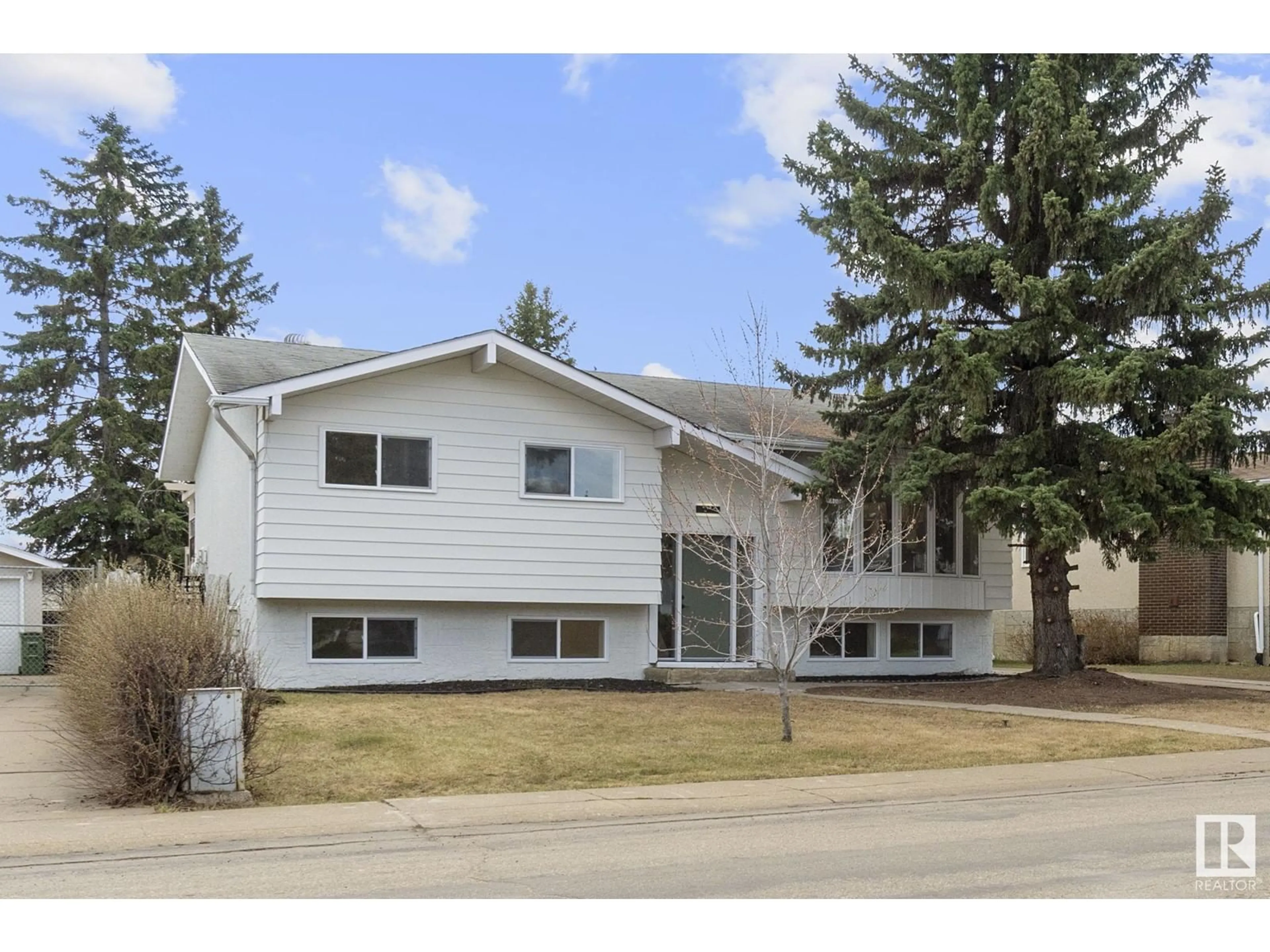 Home with vinyl exterior material, street for 10911 43 AV, Edmonton Alberta T6J2R3