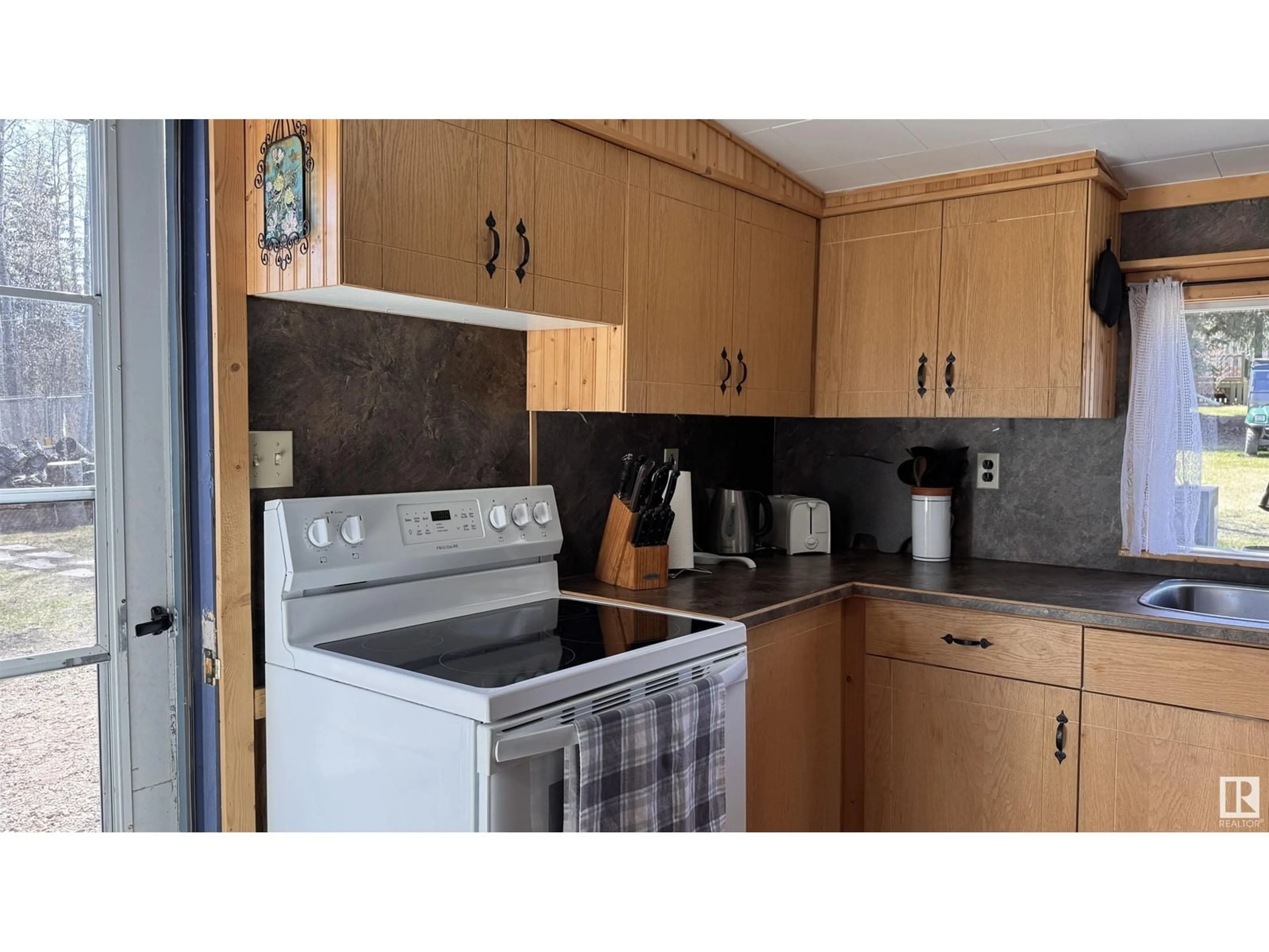 Standard kitchen, unknown for 310 - 11121 TWP RD, Rural St. Paul County Alberta T0A0C0