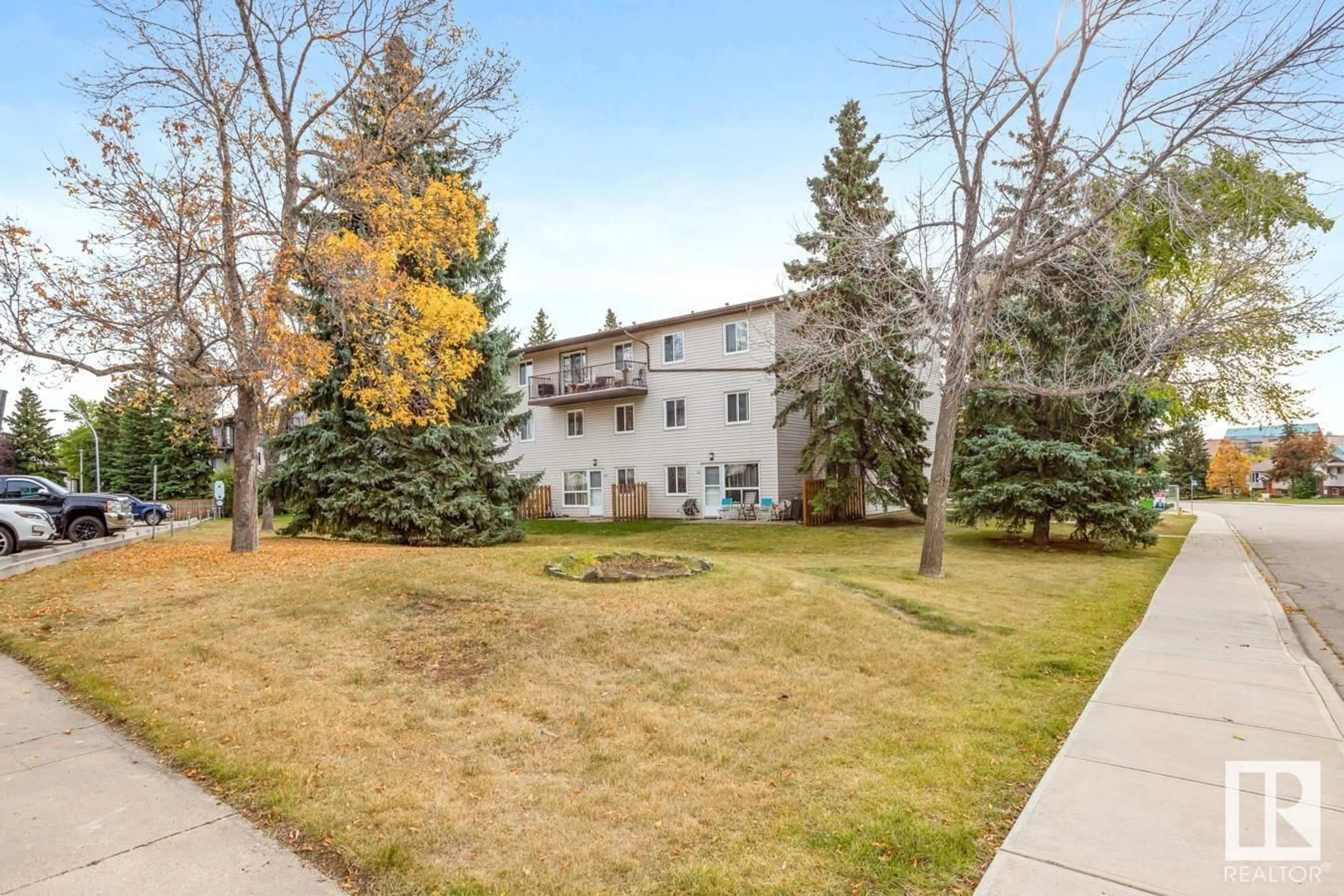 Patio, street for 237 - 210 WOODVALE RD, Edmonton Alberta T6L1E5