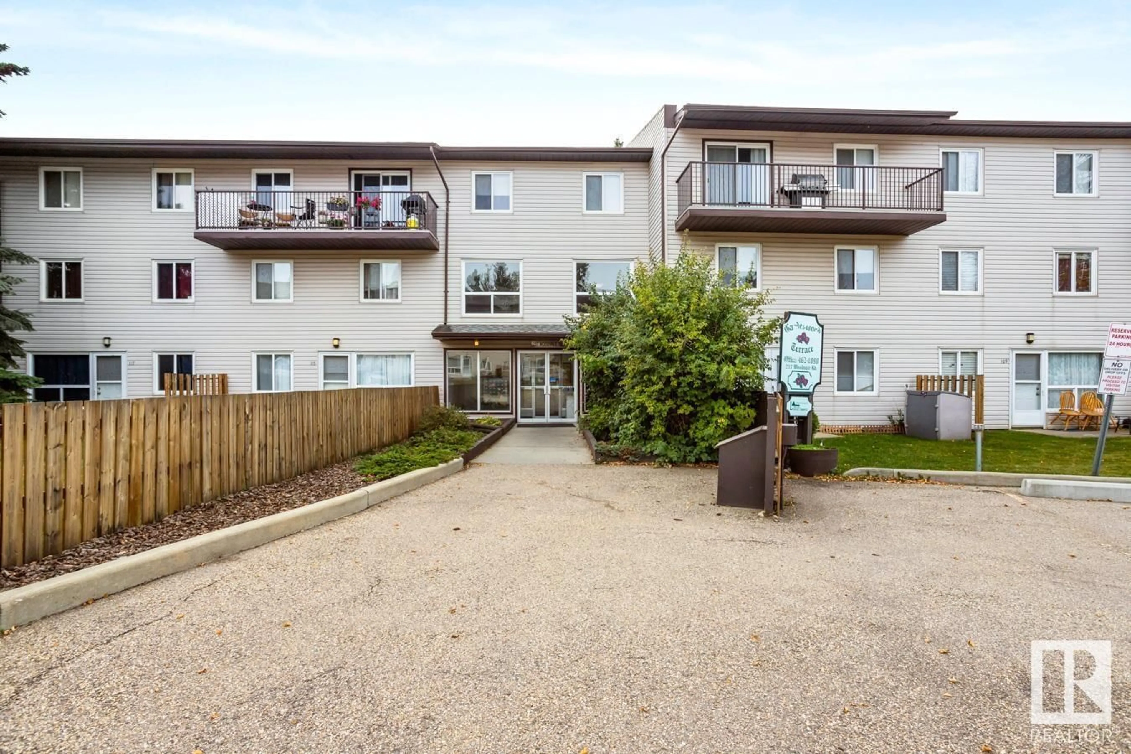 Patio, street for 237 - 210 WOODVALE RD, Edmonton Alberta T6L1E5