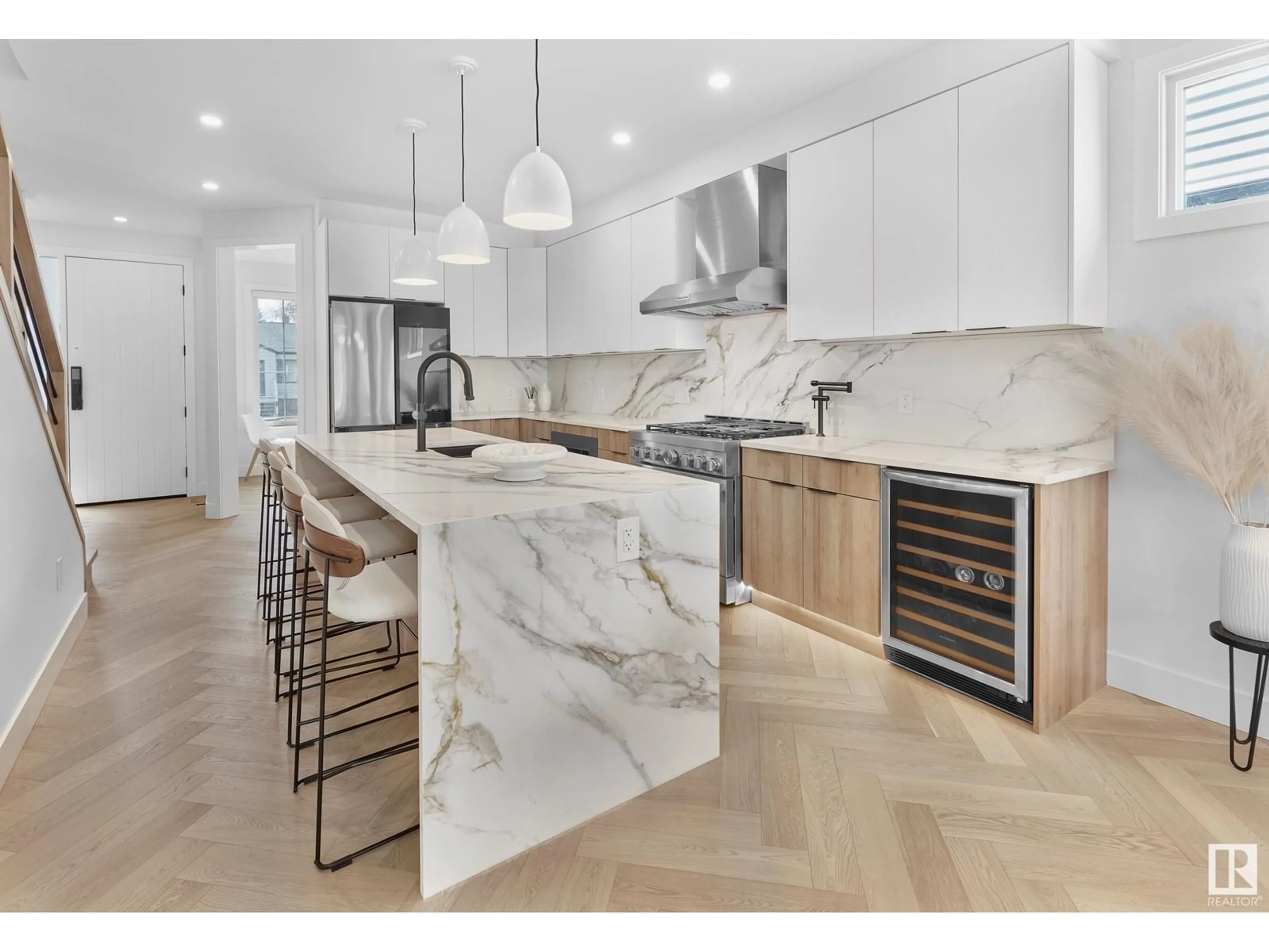 Contemporary kitchen, ceramic/tile floor for 11106 73 AV, Edmonton Alberta T6G0C4