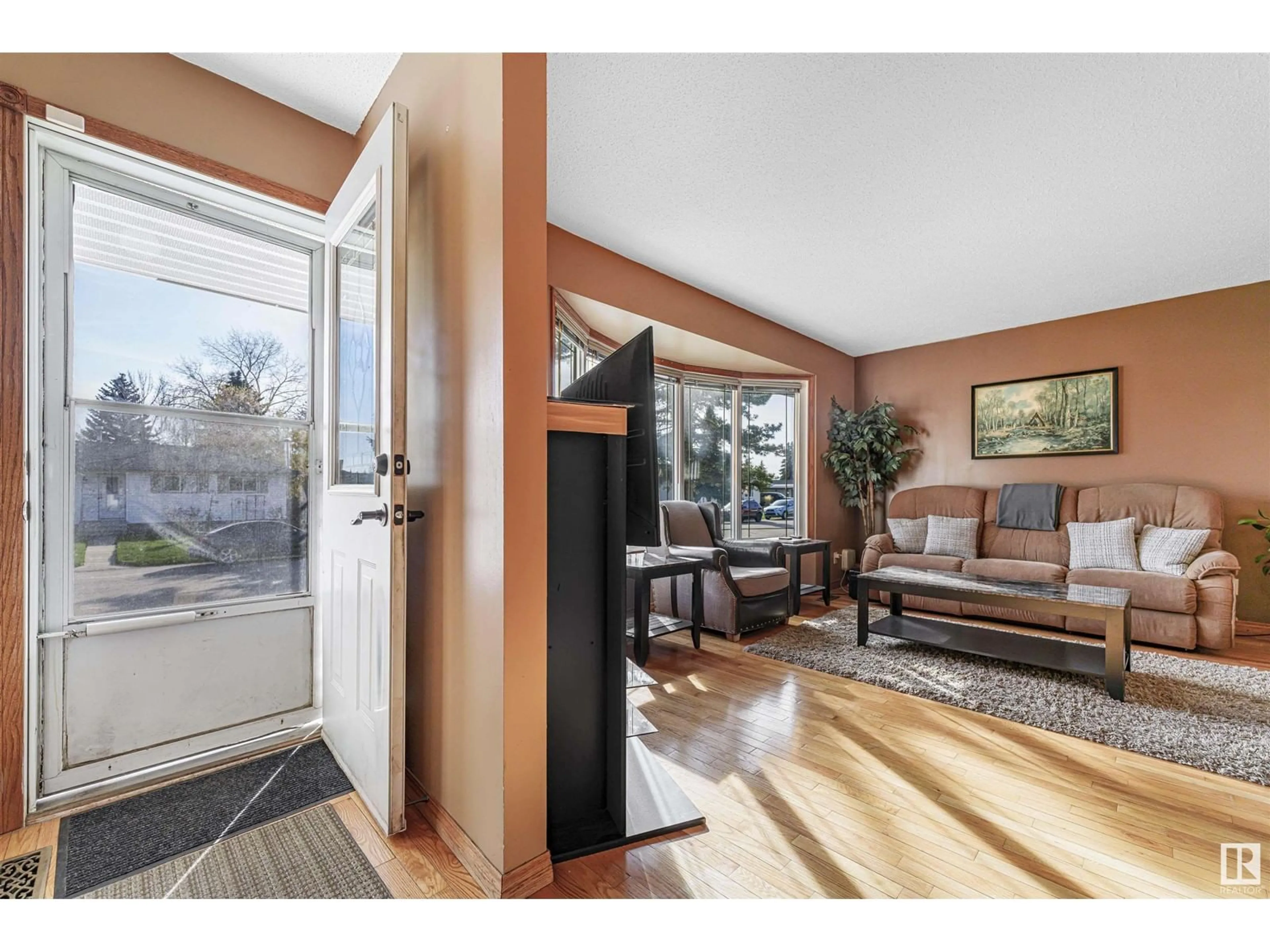 Indoor entryway for NW - 5510 145A AV, Edmonton Alberta T5A2S1