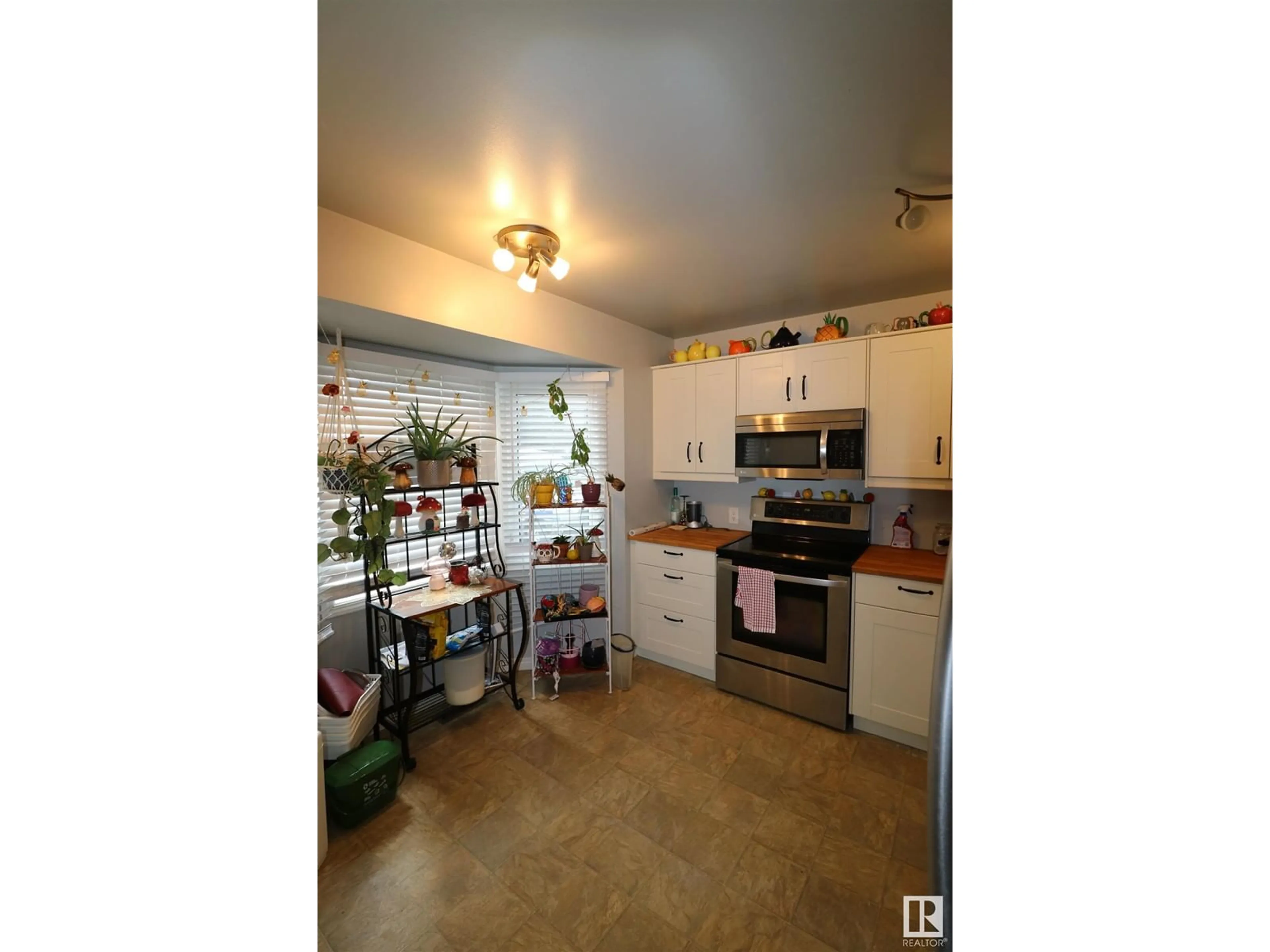 Standard kitchen, unknown for 2119 141 AV, Edmonton Alberta T5Y1C4