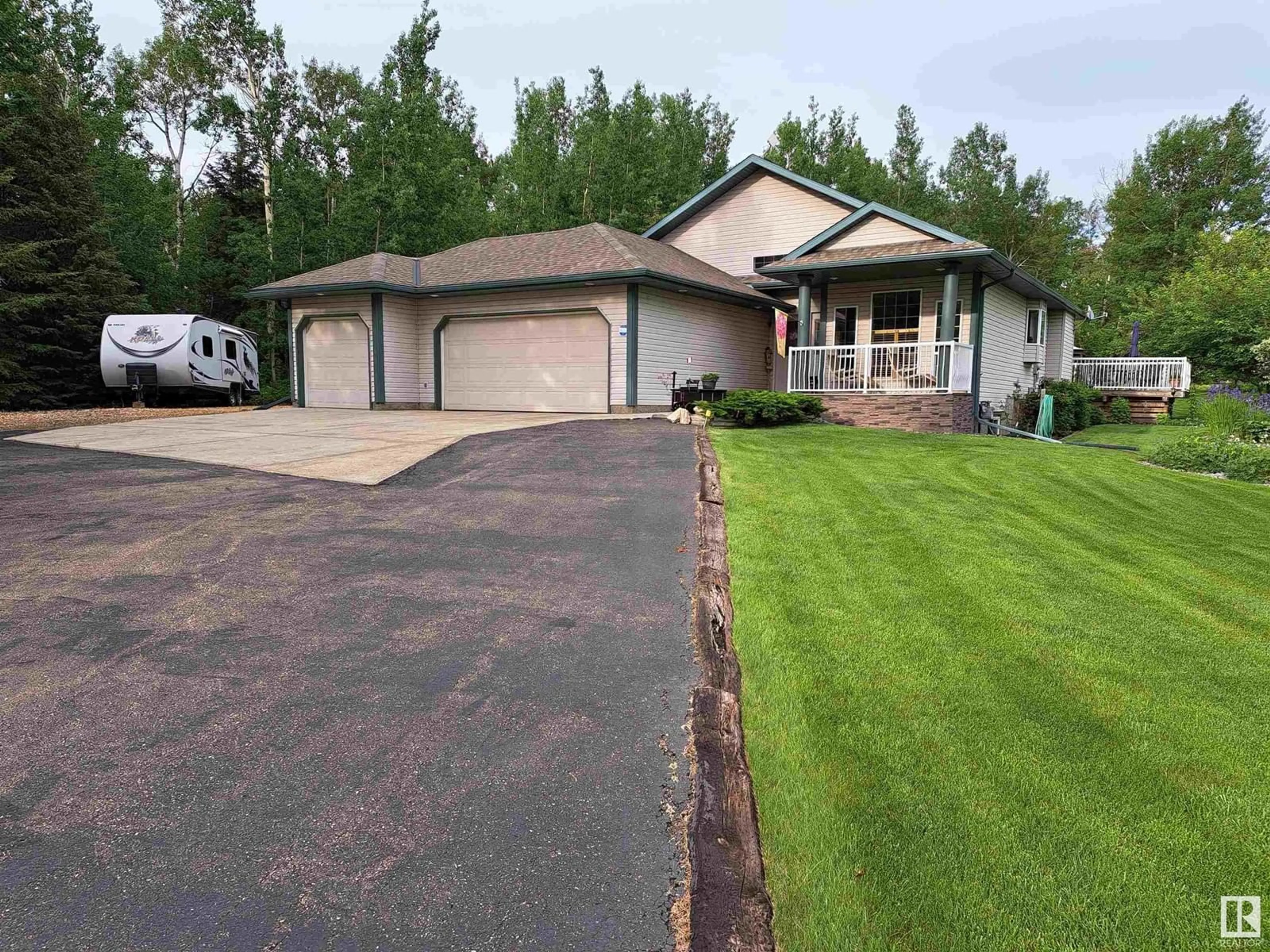 A pic from outside/outdoor area/front of a property/back of a property/a pic from drone, street for 5302 32 ST, Rural Wetaskiwin County Alberta T0C2C0