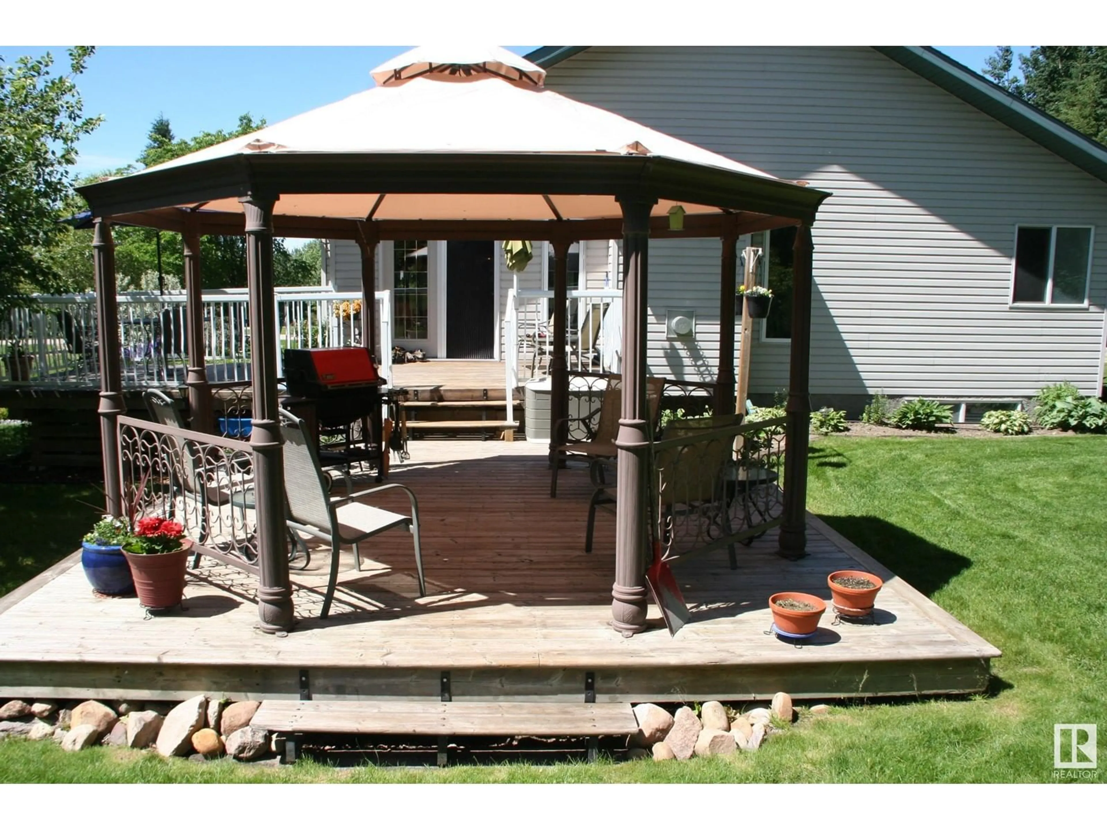 Patio, street for 5302 32 ST, Rural Wetaskiwin County Alberta T0C2C0