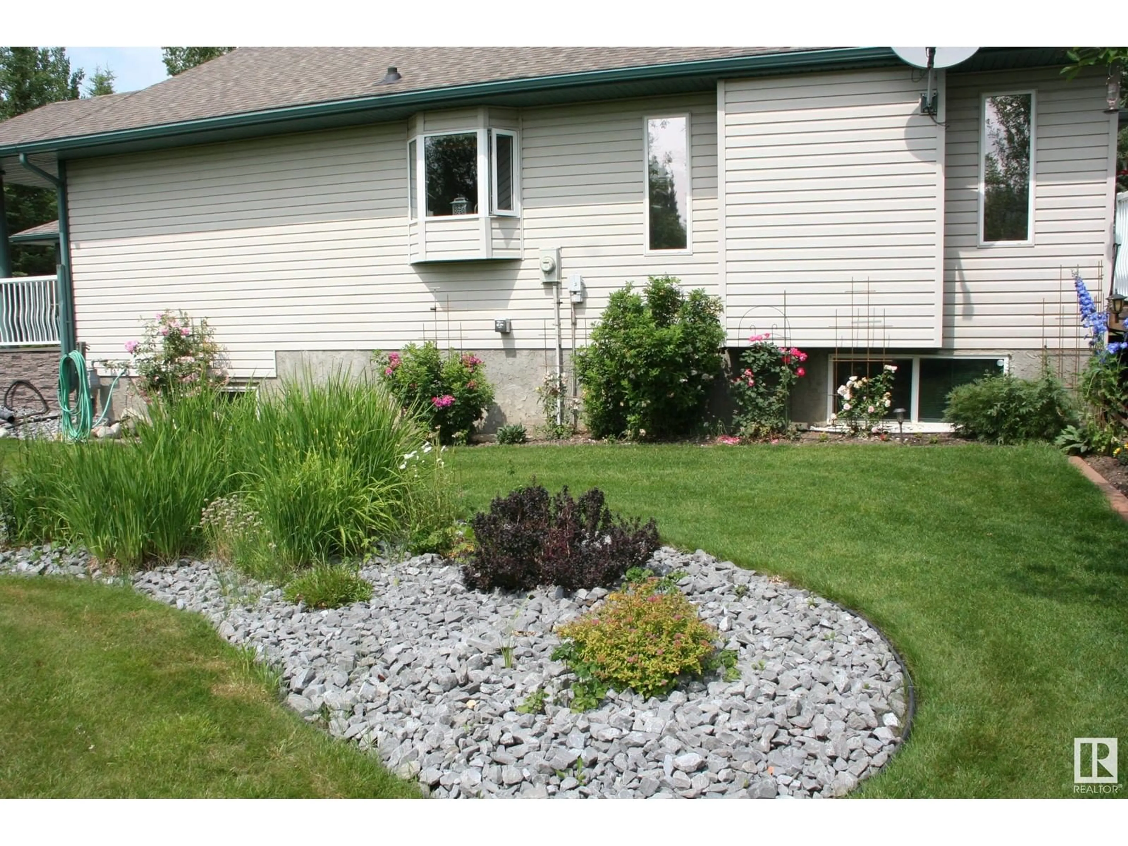 Home with vinyl exterior material, street for 5302 32 ST, Rural Wetaskiwin County Alberta T0C2C0