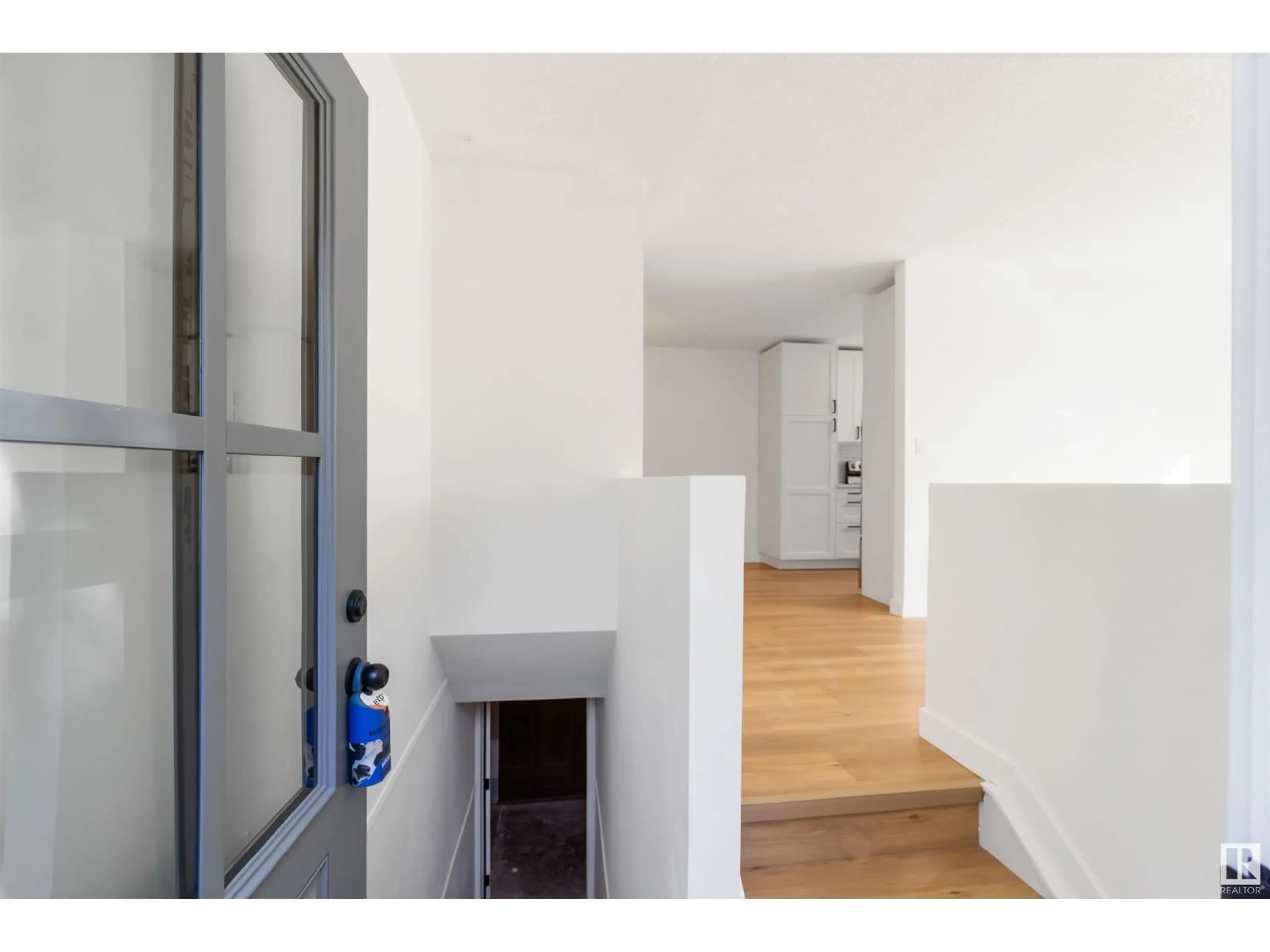 Indoor foyer for 4615 35 AV, Edmonton Alberta T6L3P8