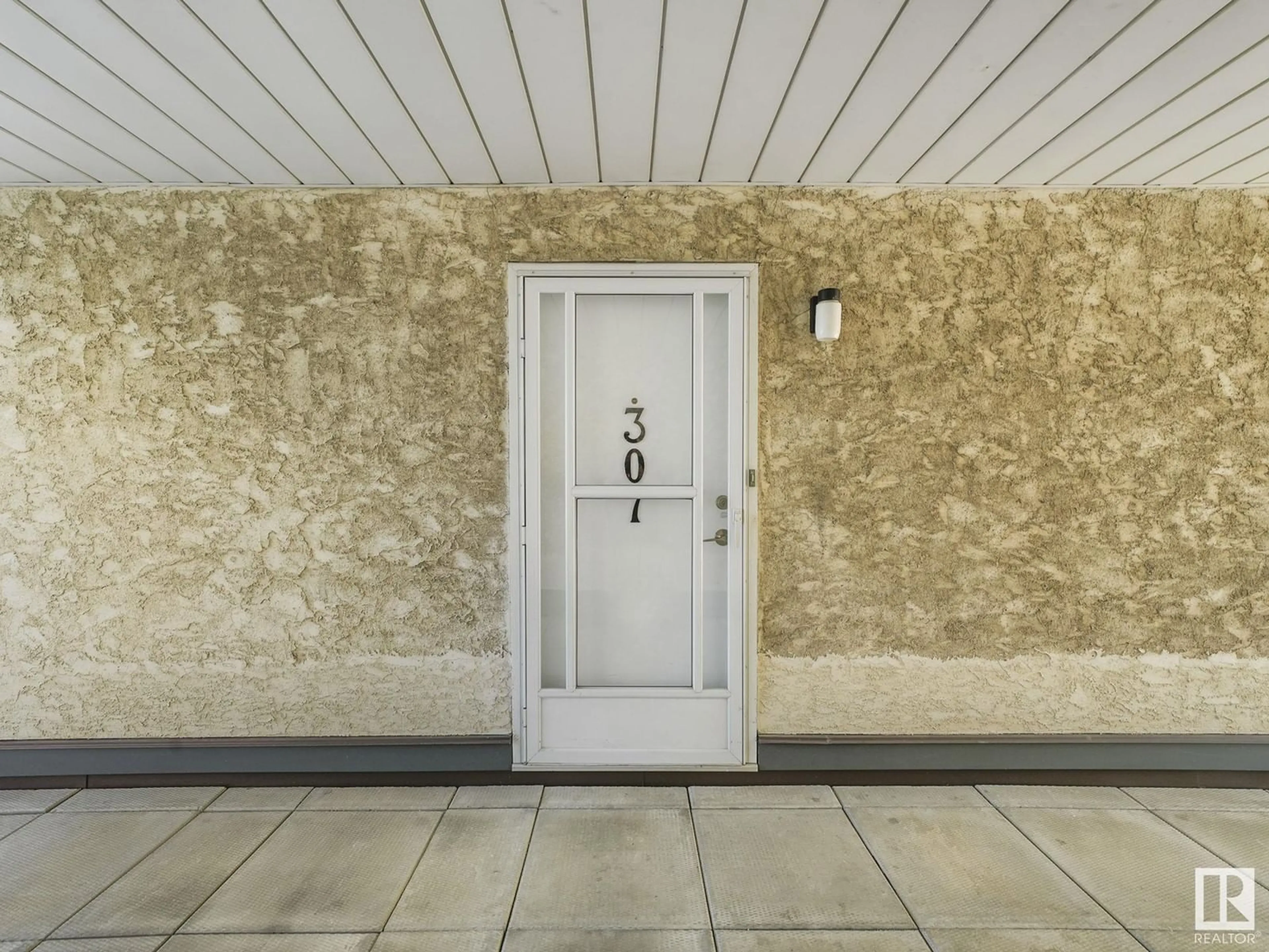 Indoor entryway for 307 LANCASTER TC, Edmonton Alberta T5X5T7