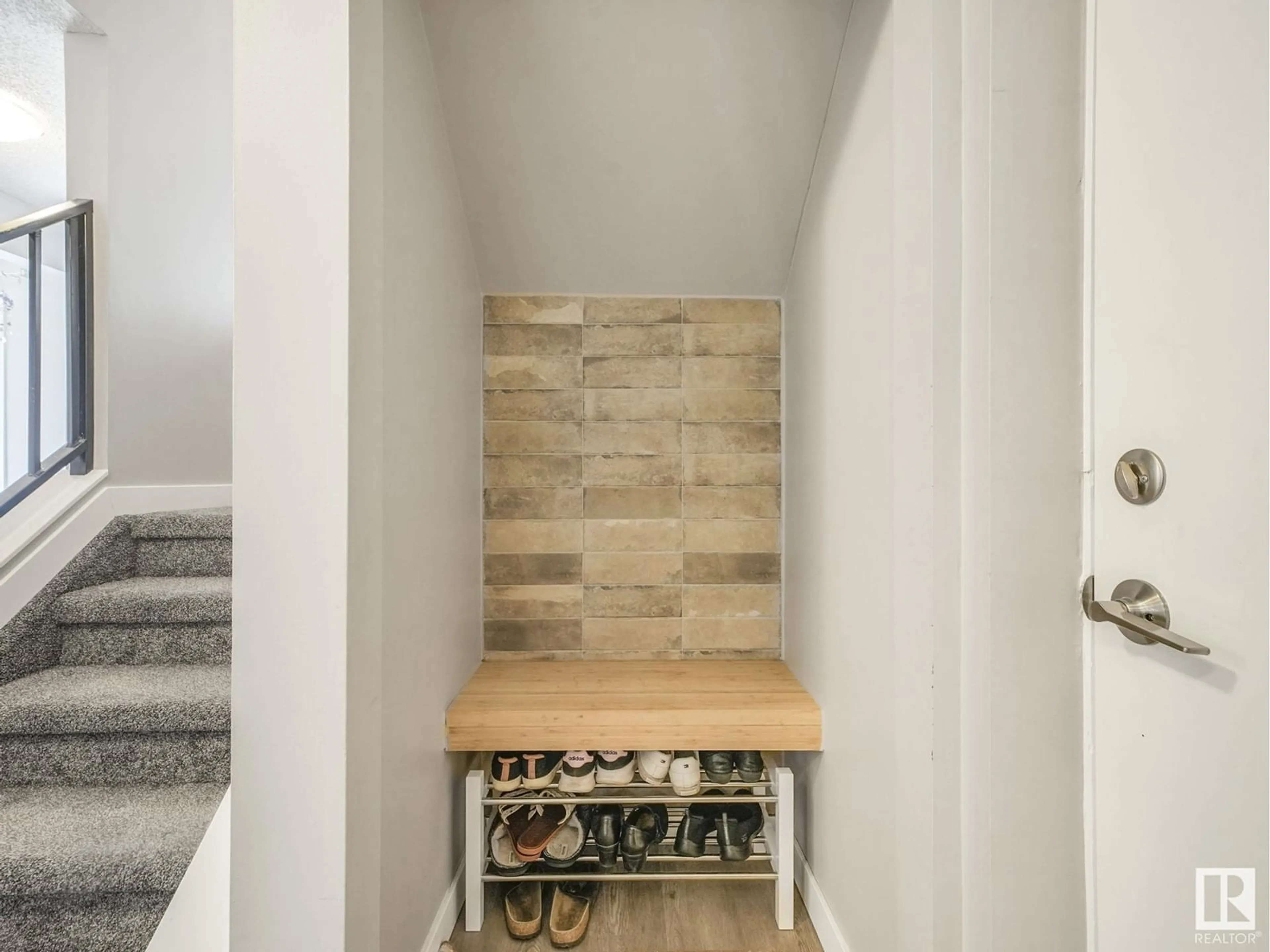 Indoor entryway for 307 LANCASTER TC, Edmonton Alberta T5X5T7