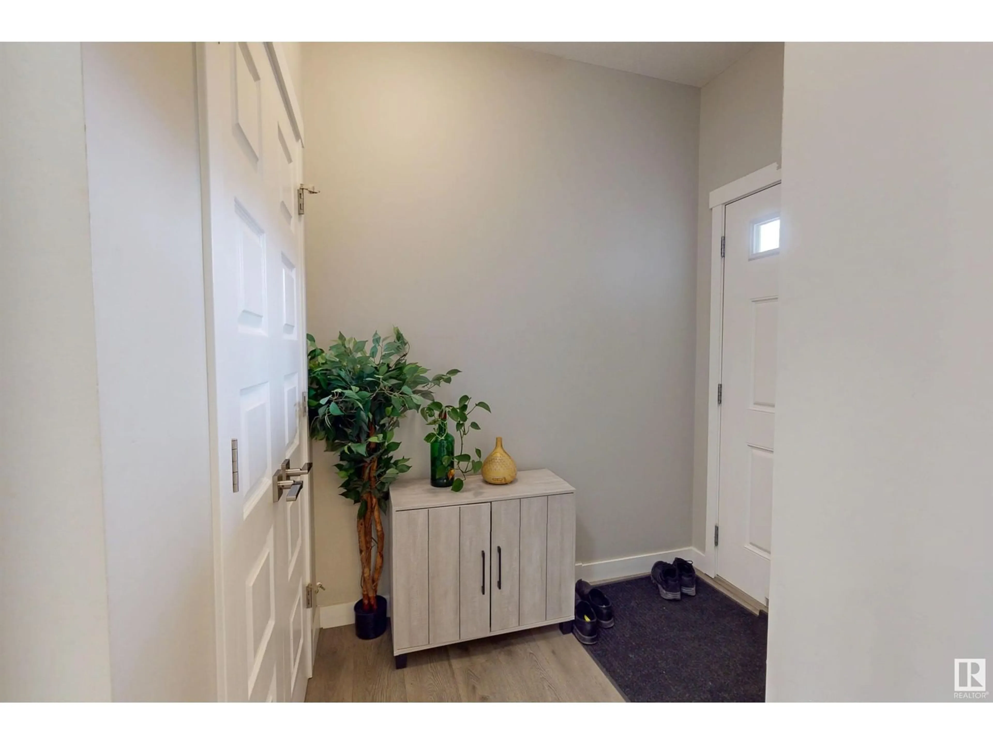 Indoor entryway for 7416 CREIGHTON PL, Edmonton Alberta T6W3Z4