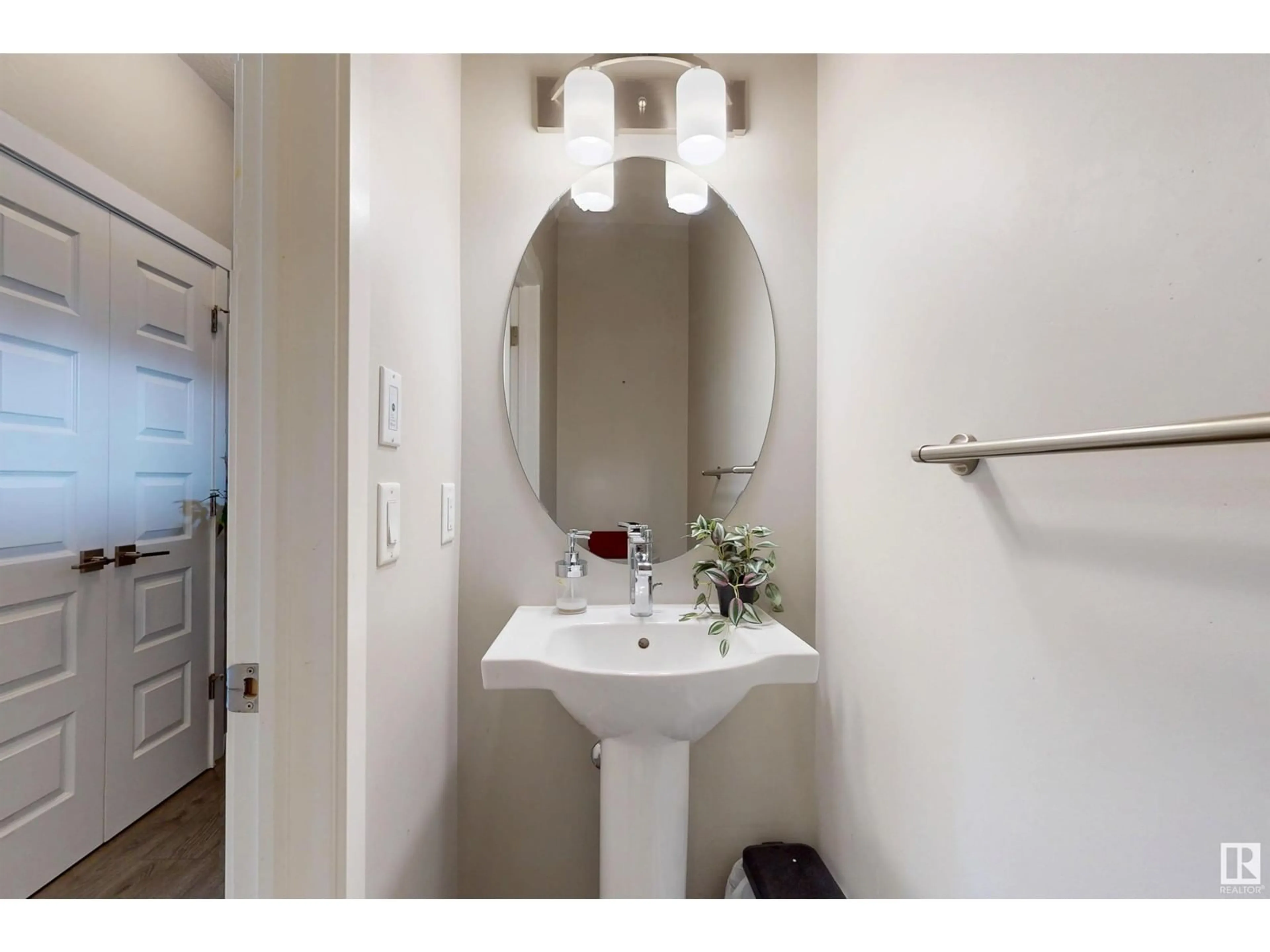 Standard bathroom, ceramic/tile floor for 7416 CREIGHTON PL, Edmonton Alberta T6W3Z4