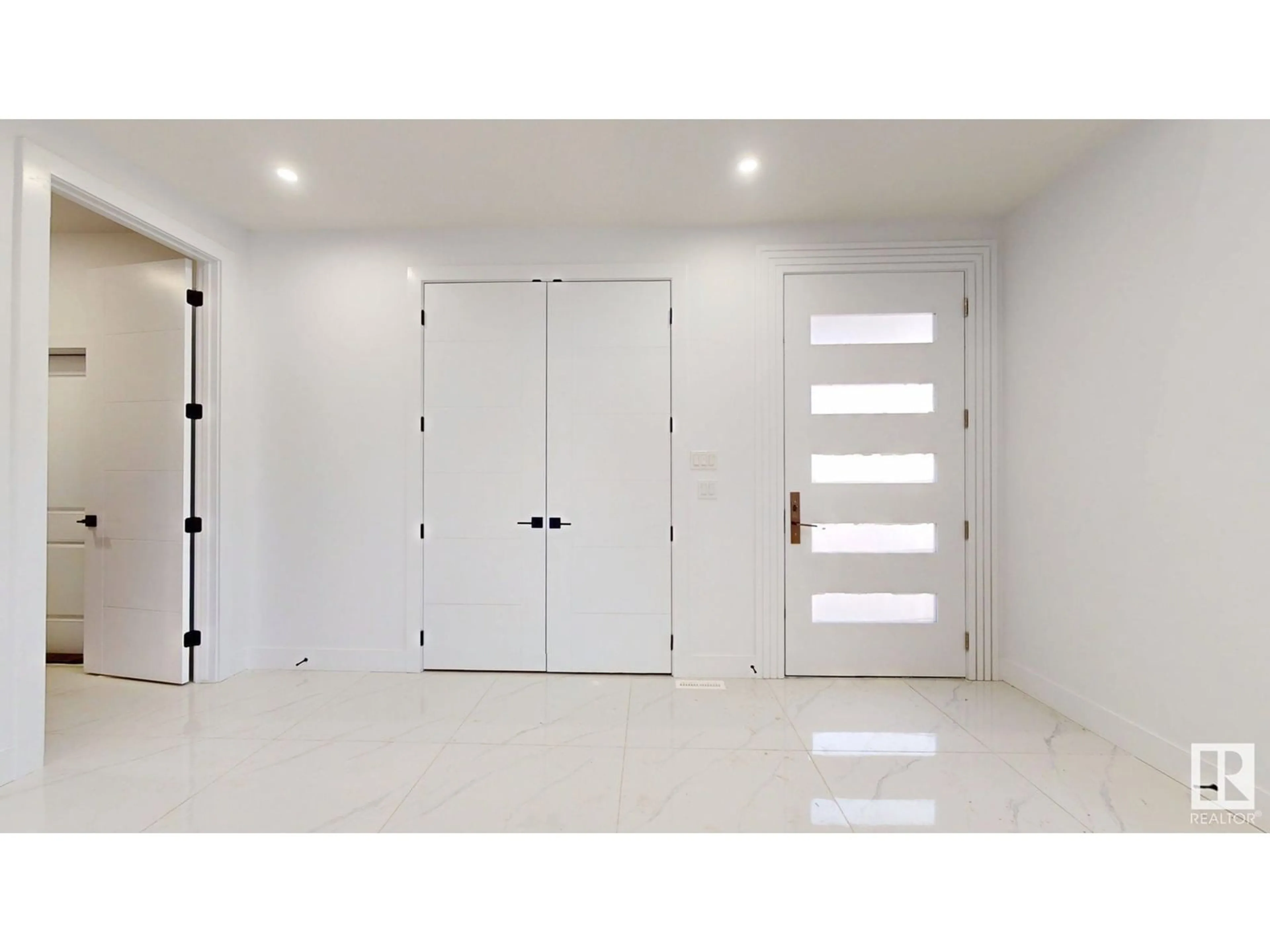 Indoor entryway for 1715 18 ST, Edmonton Alberta T6T2N2