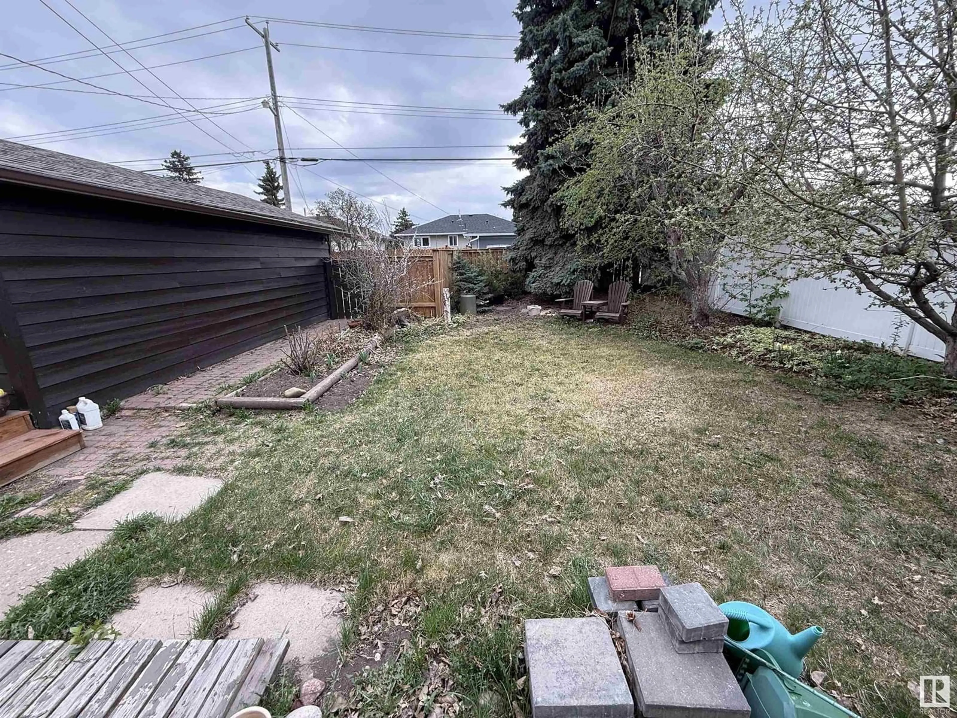 A pic from outside/outdoor area/front of a property/back of a property/a pic from drone, unknown for 5711 95 AV, Edmonton Alberta T6B1A4