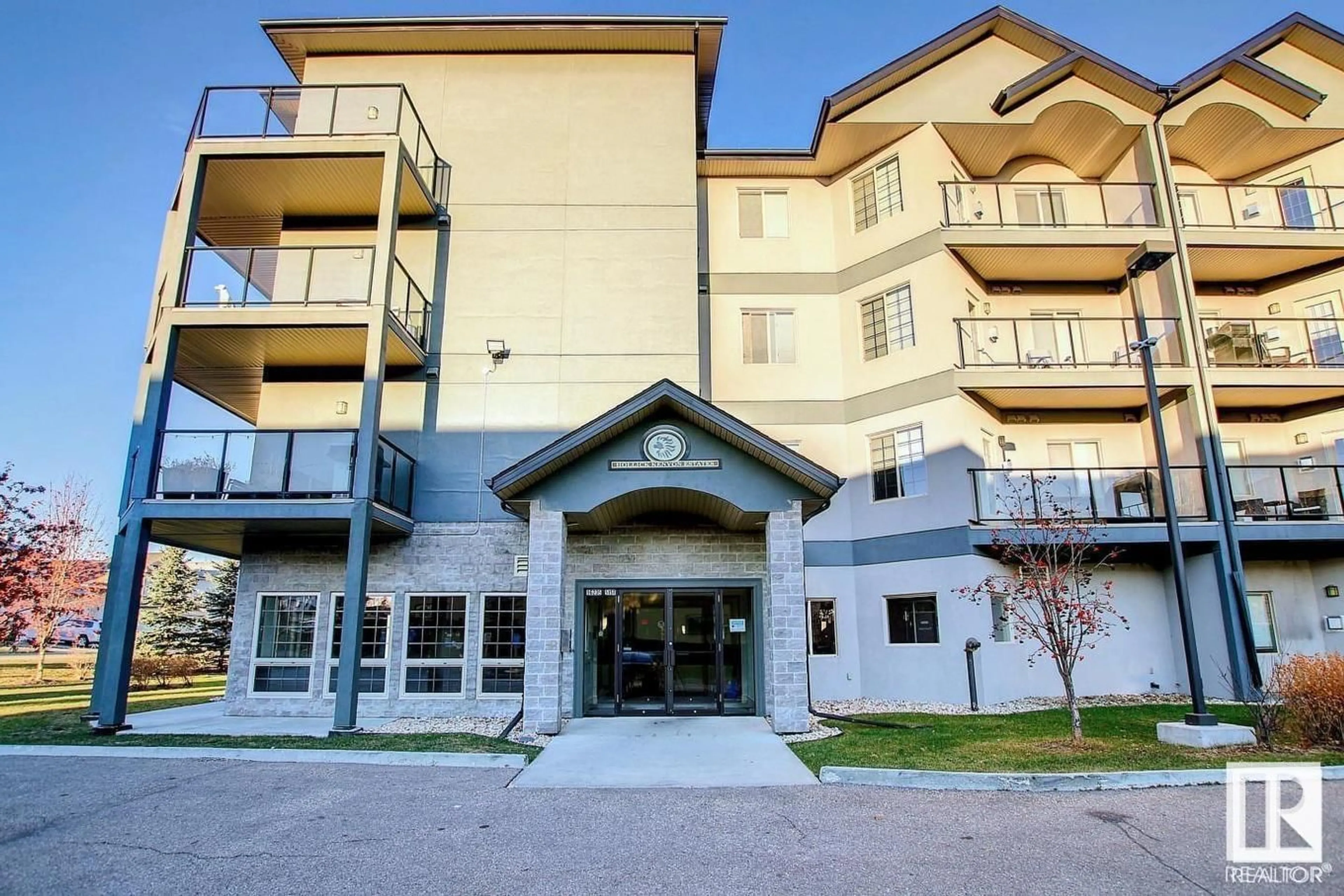 Patio, building for 315 16235 51 ST NW, Edmonton Alberta T5Y0V3