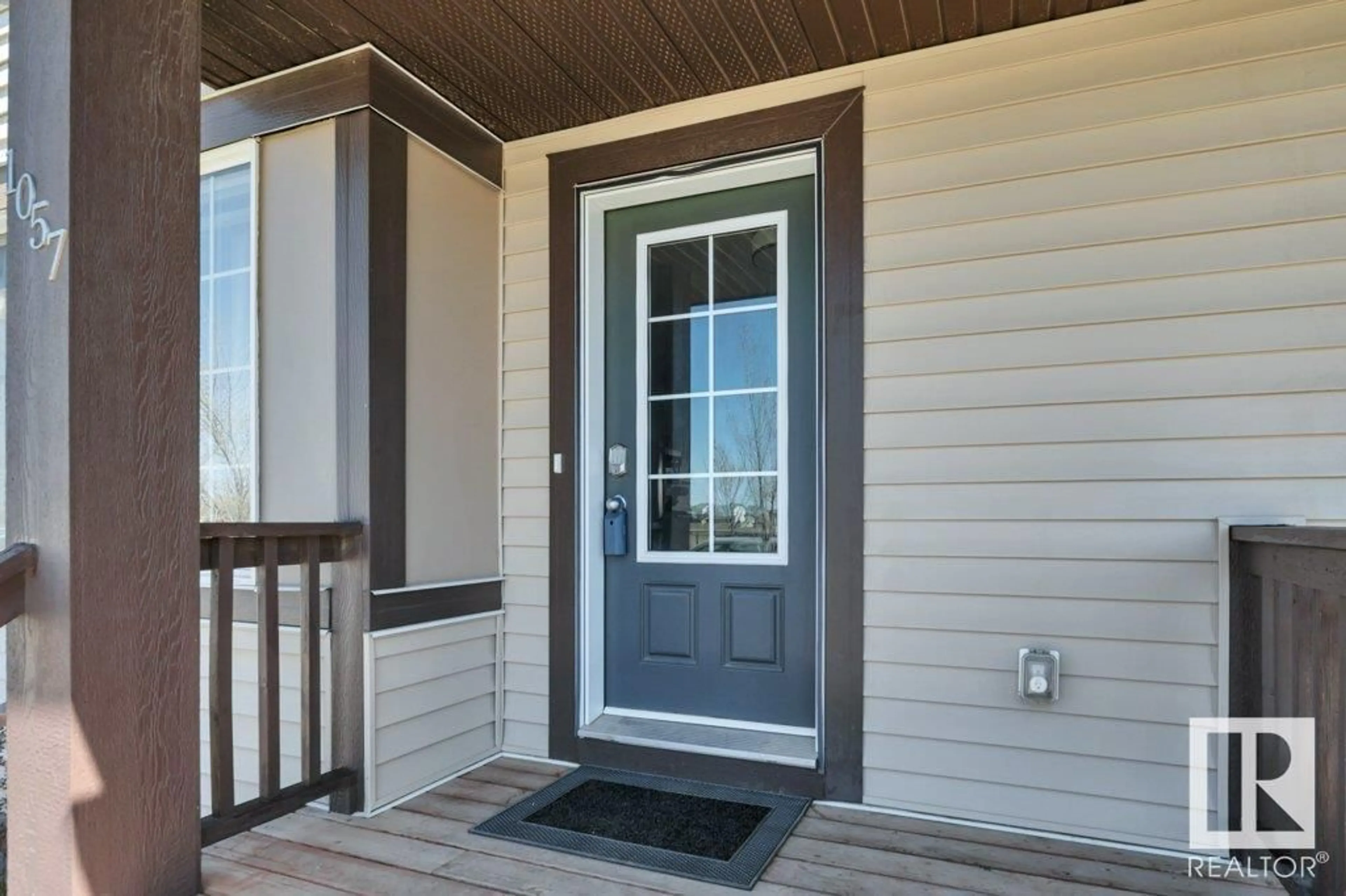 Indoor entryway for 1057 PAISLEY DR, Edmonton Alberta T6W4E1