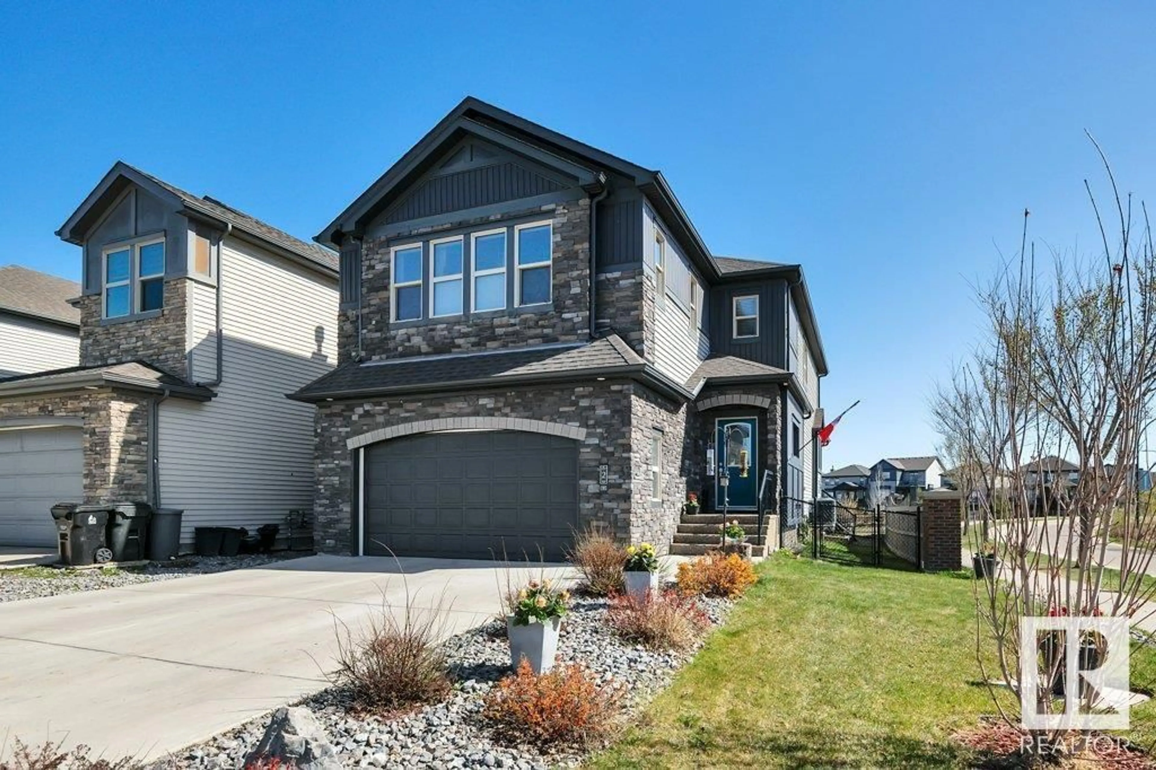 Home with vinyl exterior material, street for 2 GEORGE ST, Spruce Grove Alberta T7X0M2