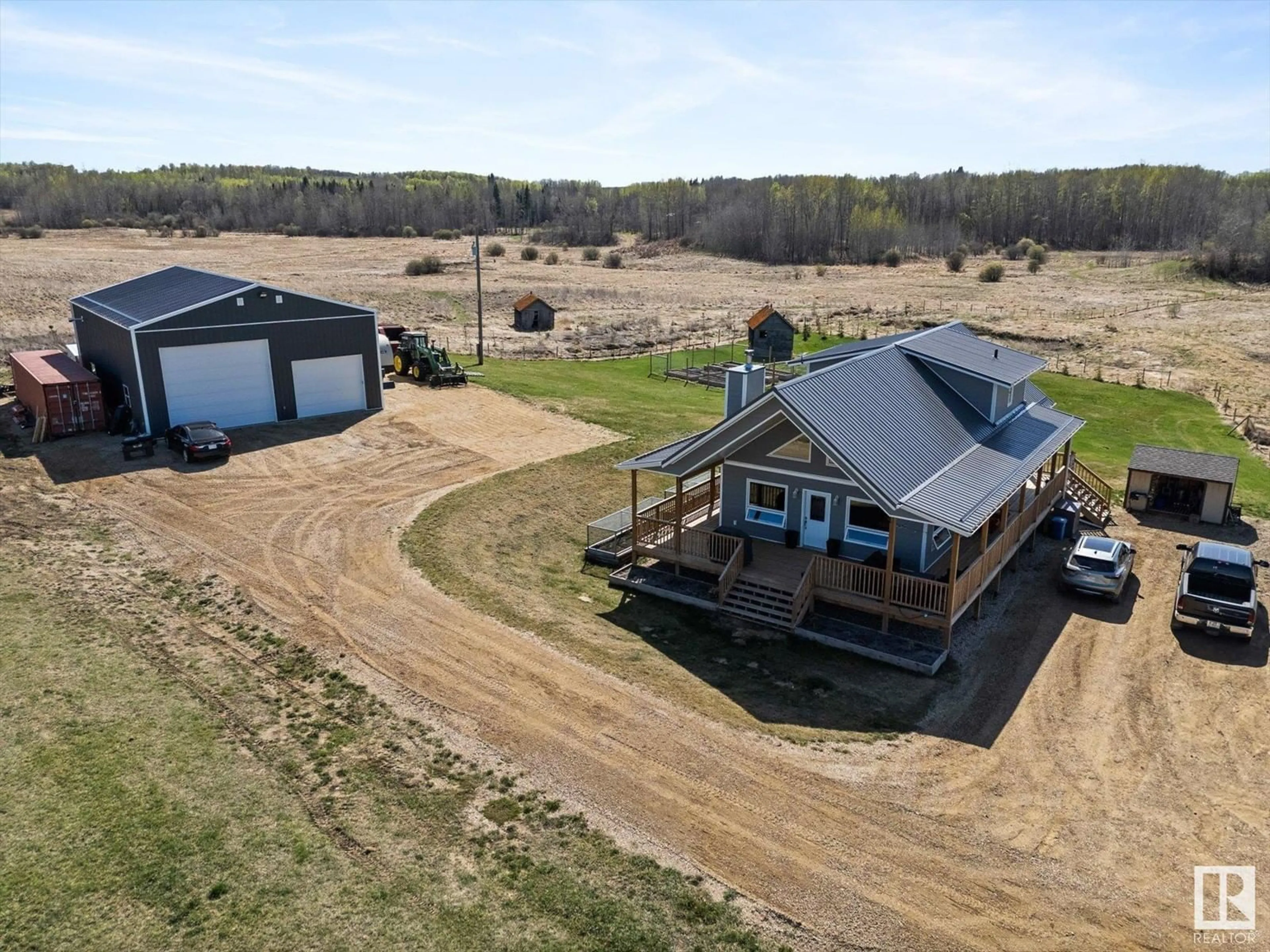 A pic from outside/outdoor area/front of a property/back of a property/a pic from drone, building for 52515 RGE ROAD 25, Rural Parkland County Alberta T7Y2M2