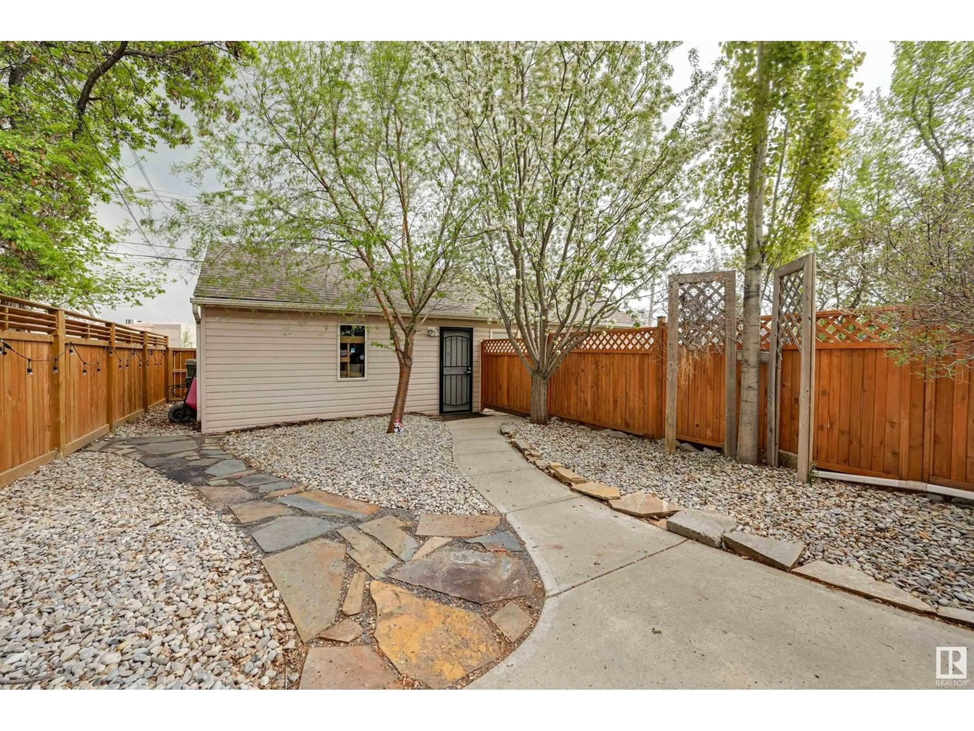 Patio, street for NW - 11725 122 ST, Edmonton Alberta T5M0B6