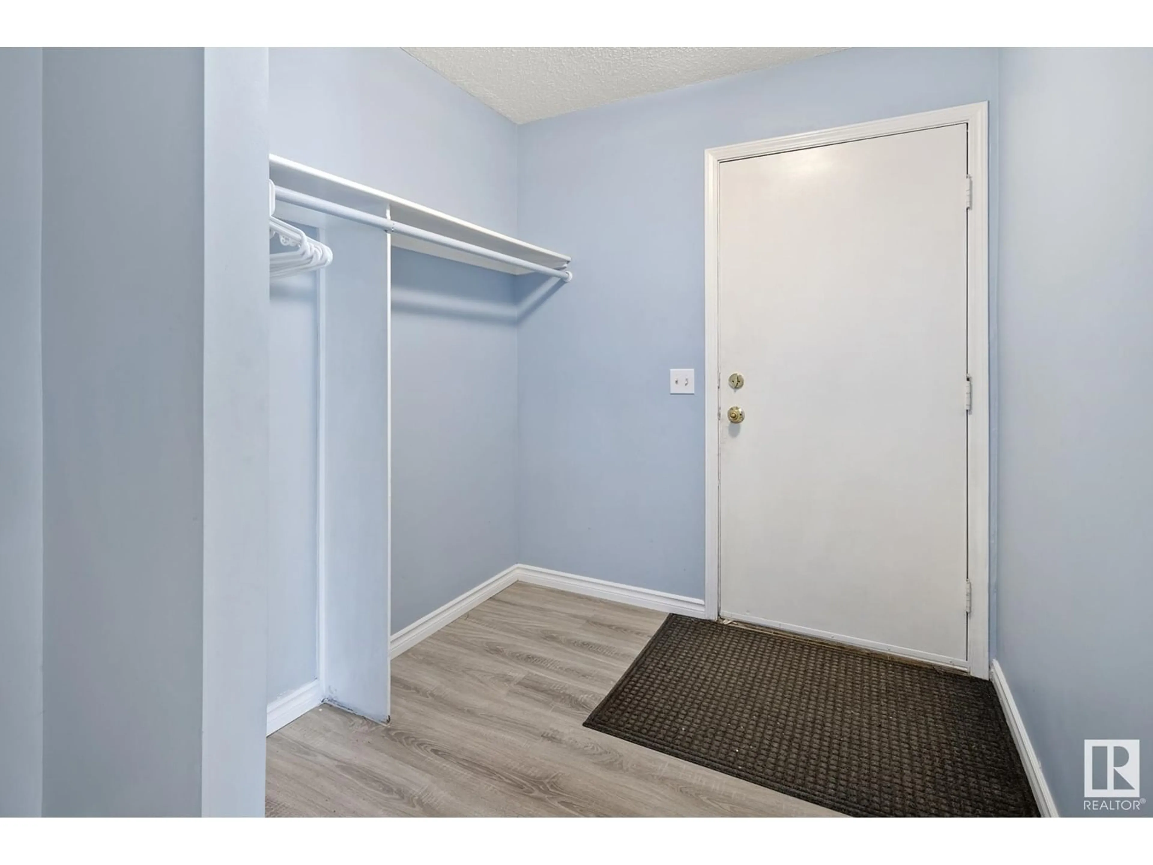 Indoor entryway for 8423 MILL WOODS RD, Edmonton Alberta T6K2P6
