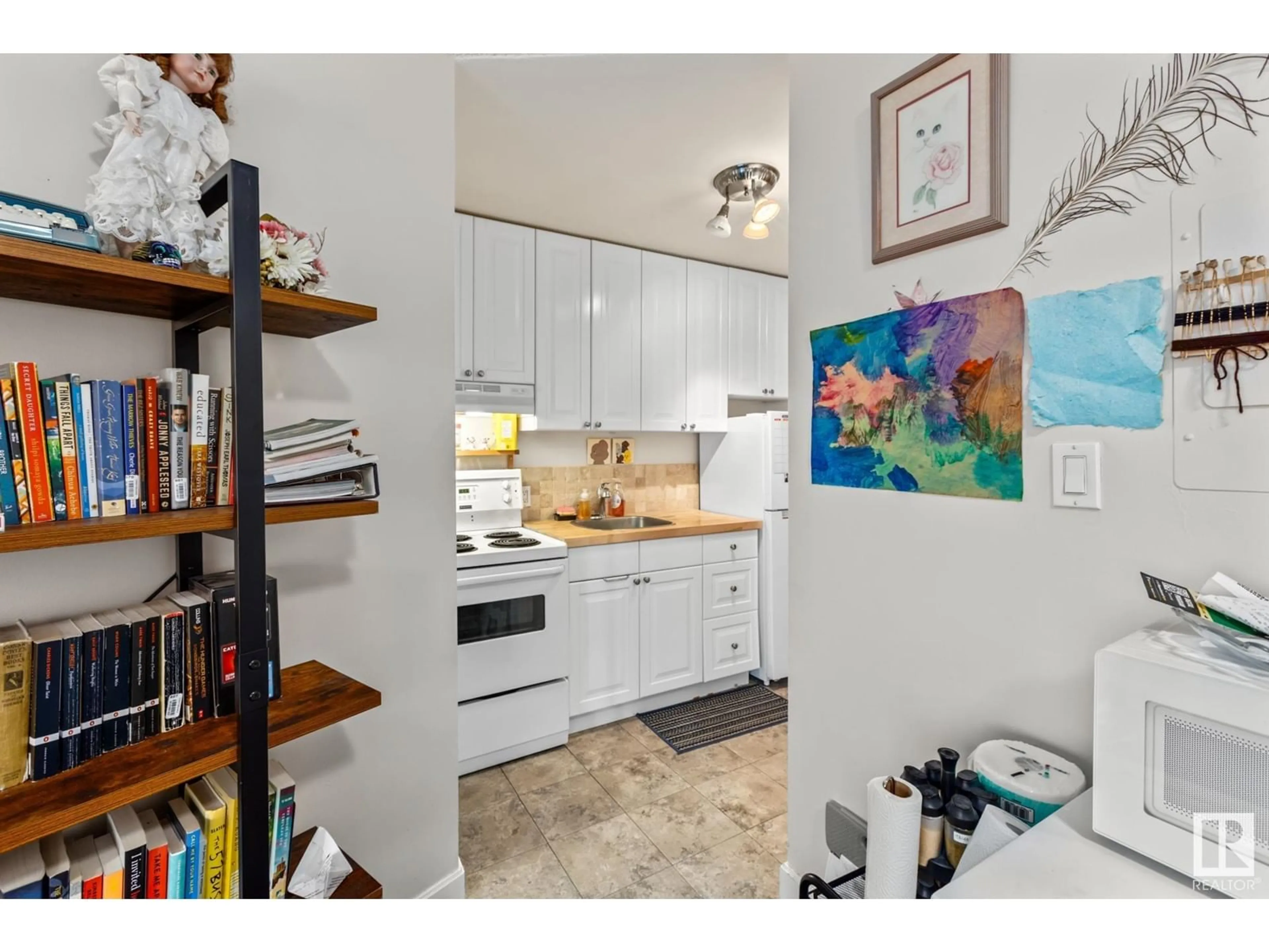 Standard kitchen, ceramic/tile floor for 306 - 10021 116 ST, Edmonton Alberta T5K1V5