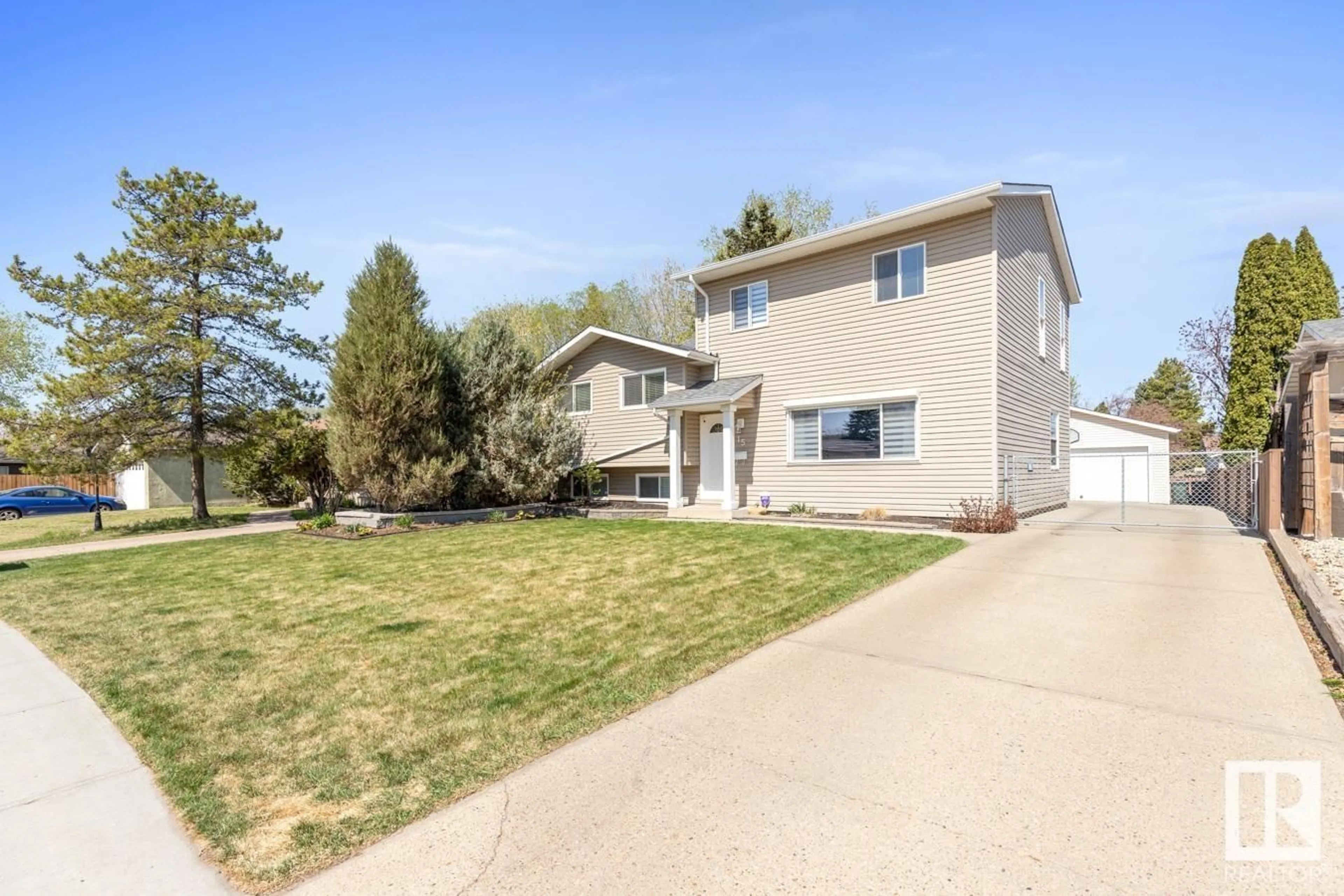 Home with vinyl exterior material, street for 15 MELROSE CR, Sherwood Park Alberta T8A3T9