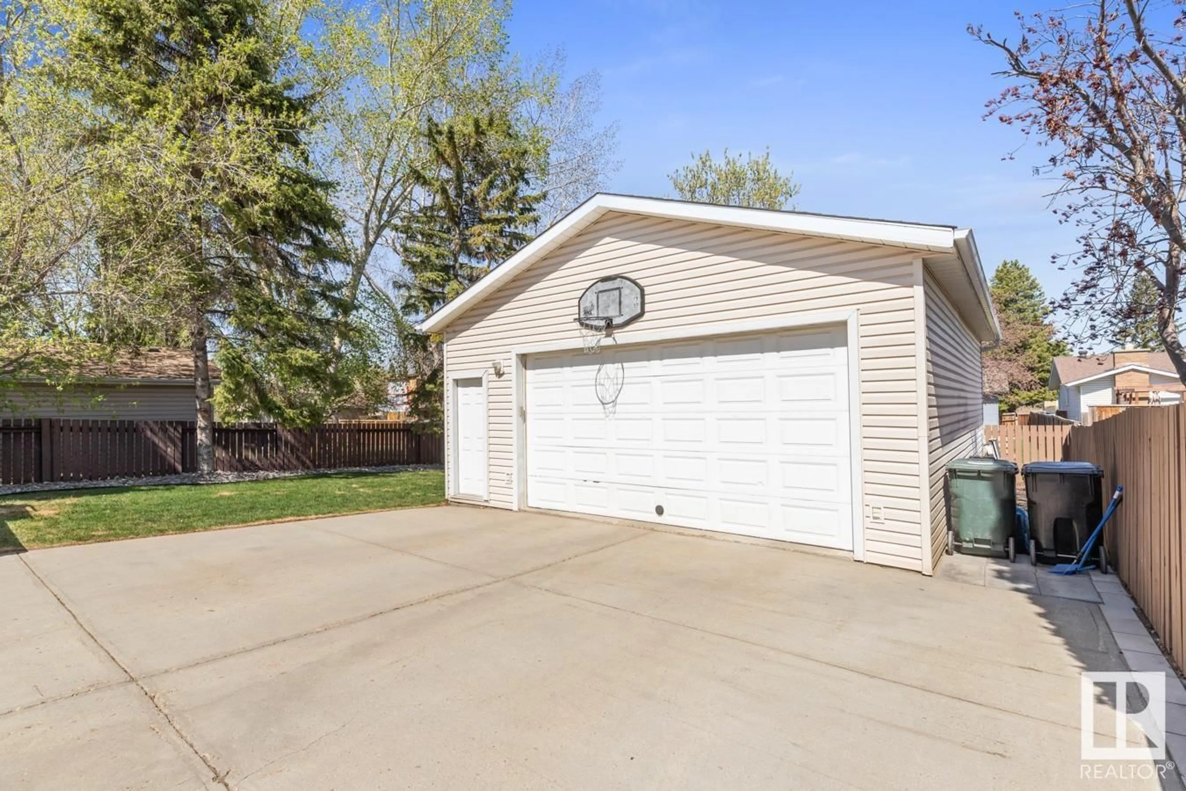 Indoor garage for 15 MELROSE CR, Sherwood Park Alberta T8A3T9