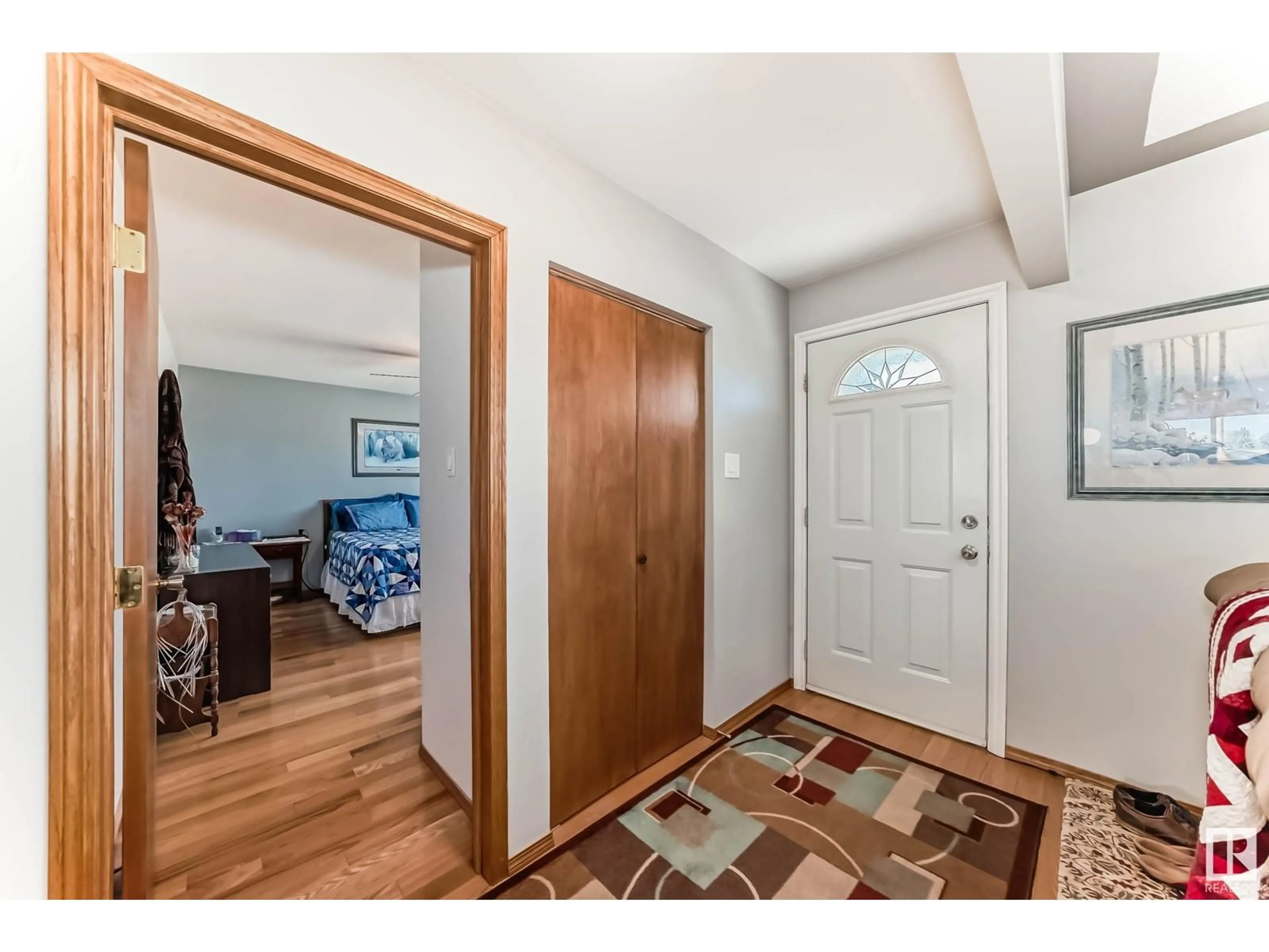 Indoor entryway for 6916 98A AV, Edmonton Alberta T6A0C1