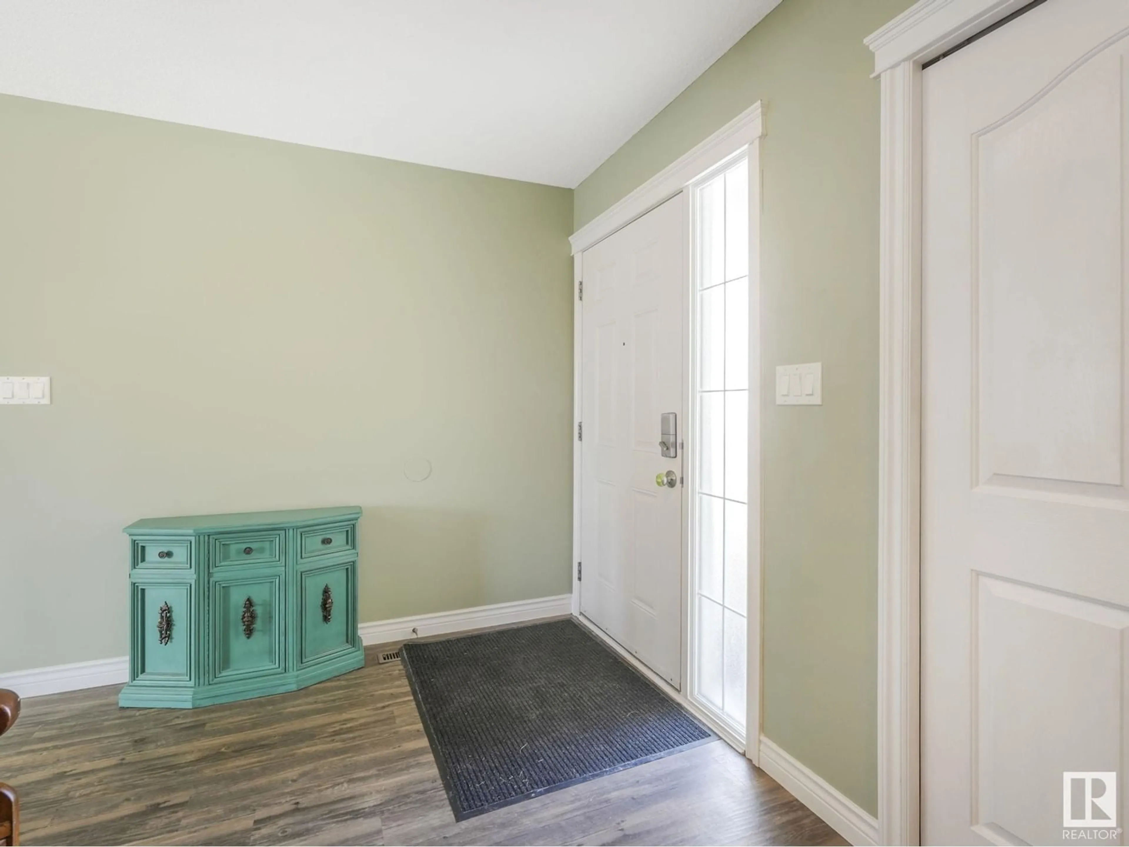 Indoor entryway for 3250 23 ST, Edmonton Alberta T6T2A8