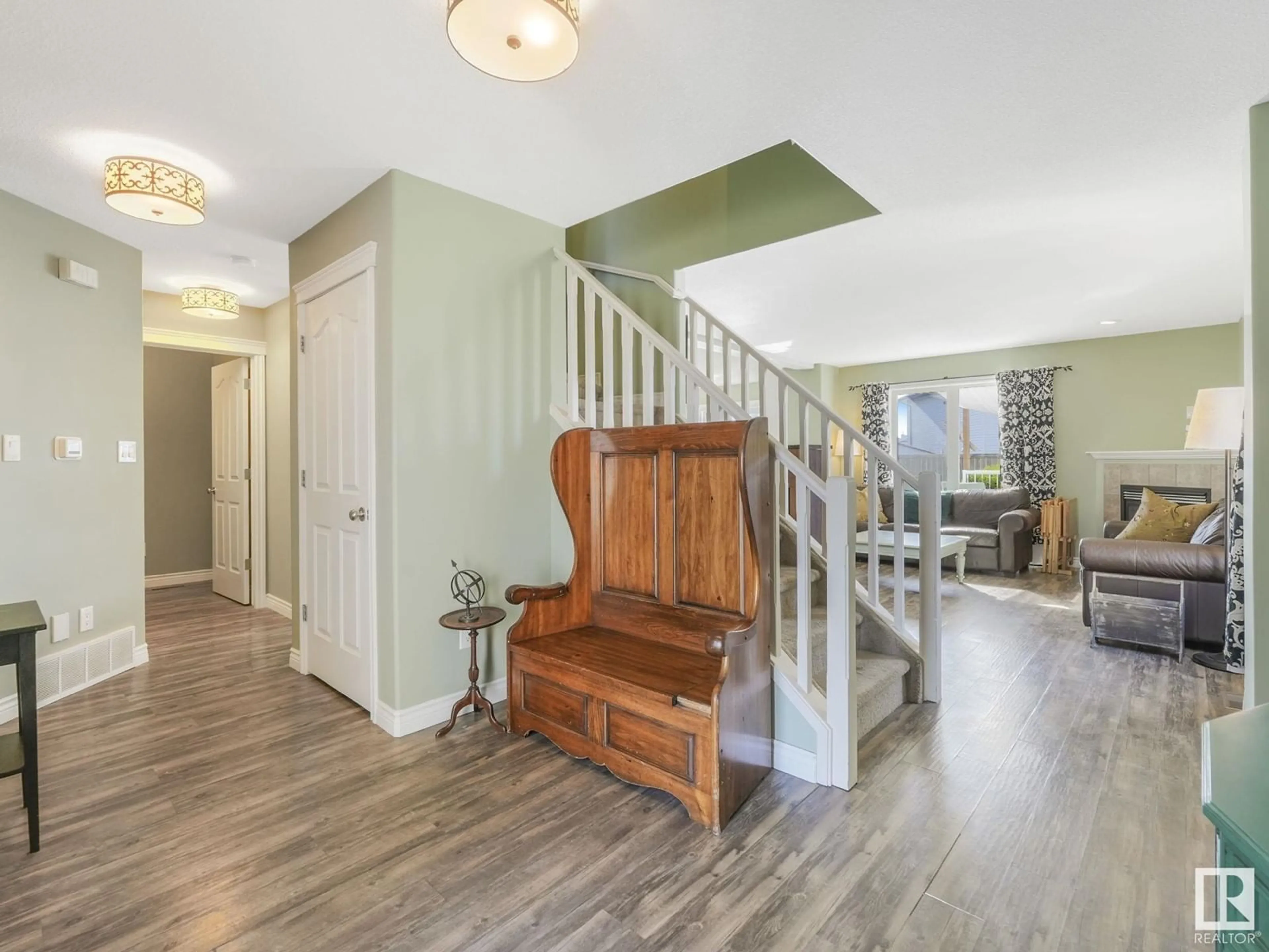 Indoor entryway for 3250 23 ST, Edmonton Alberta T6T2A8