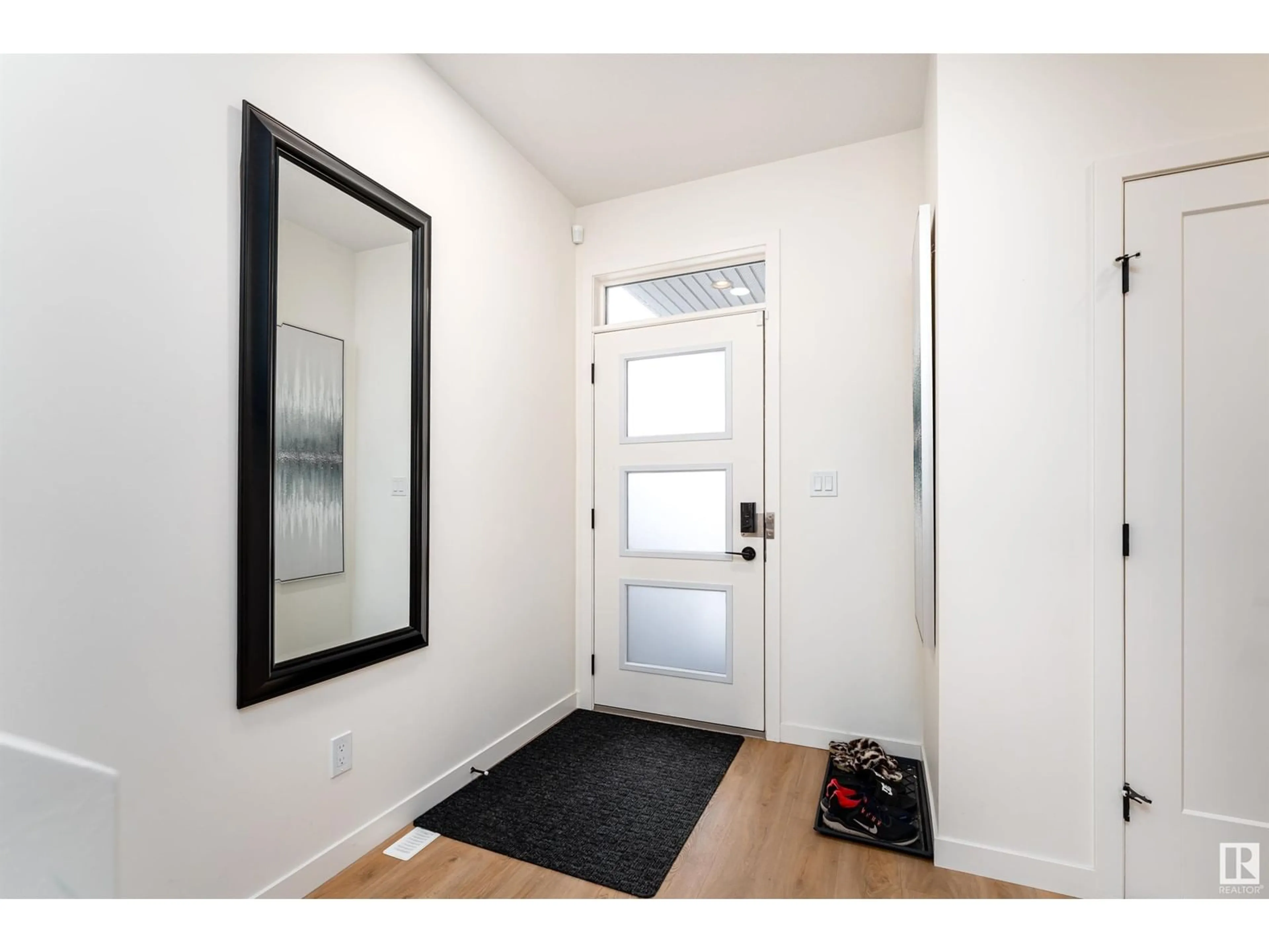 Indoor entryway for SW - 3947 5 AV, Edmonton Alberta T6X2X8