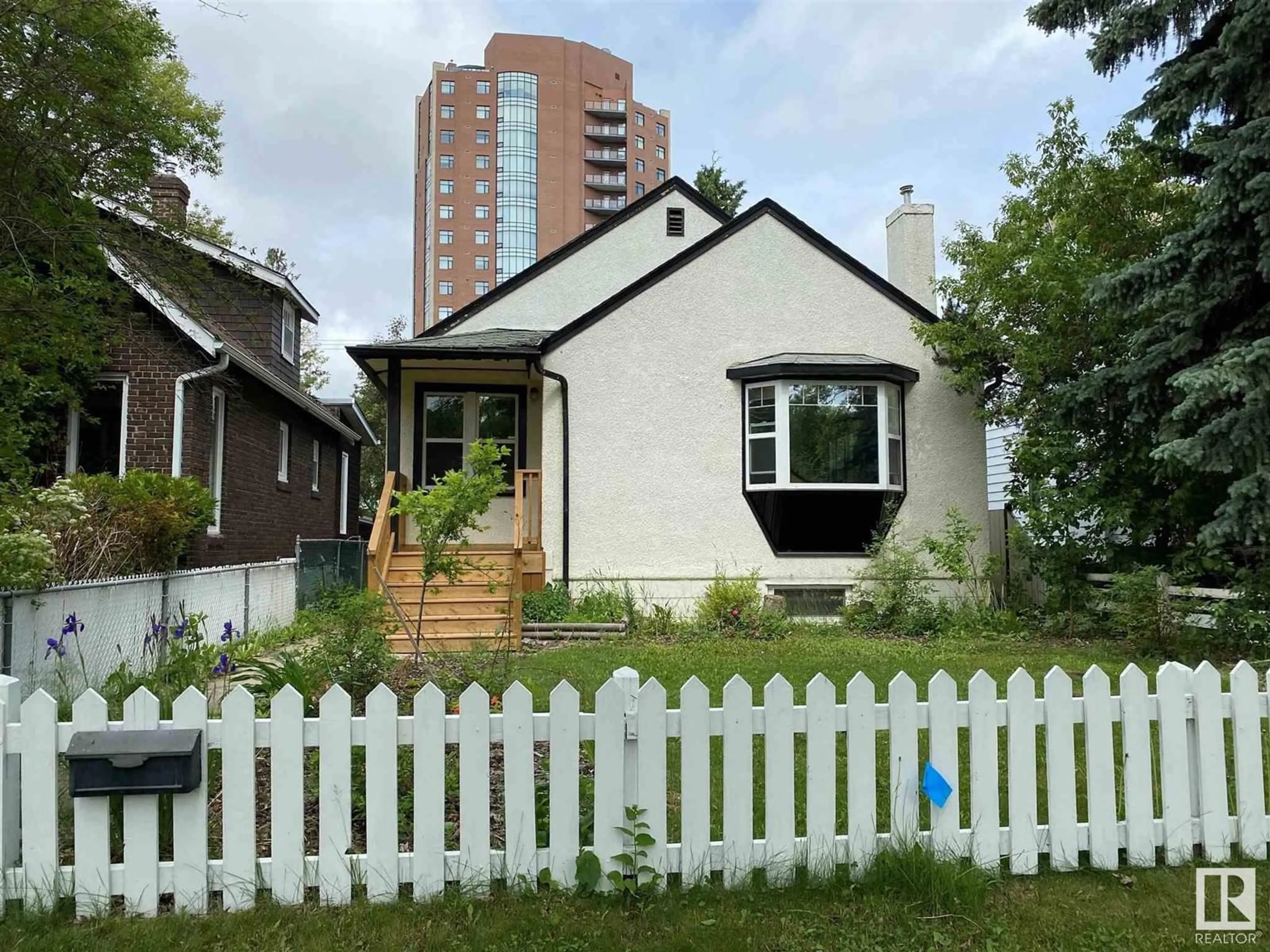 Home with vinyl exterior material, street for 10038 88 AV, Edmonton Alberta T6E2R7
