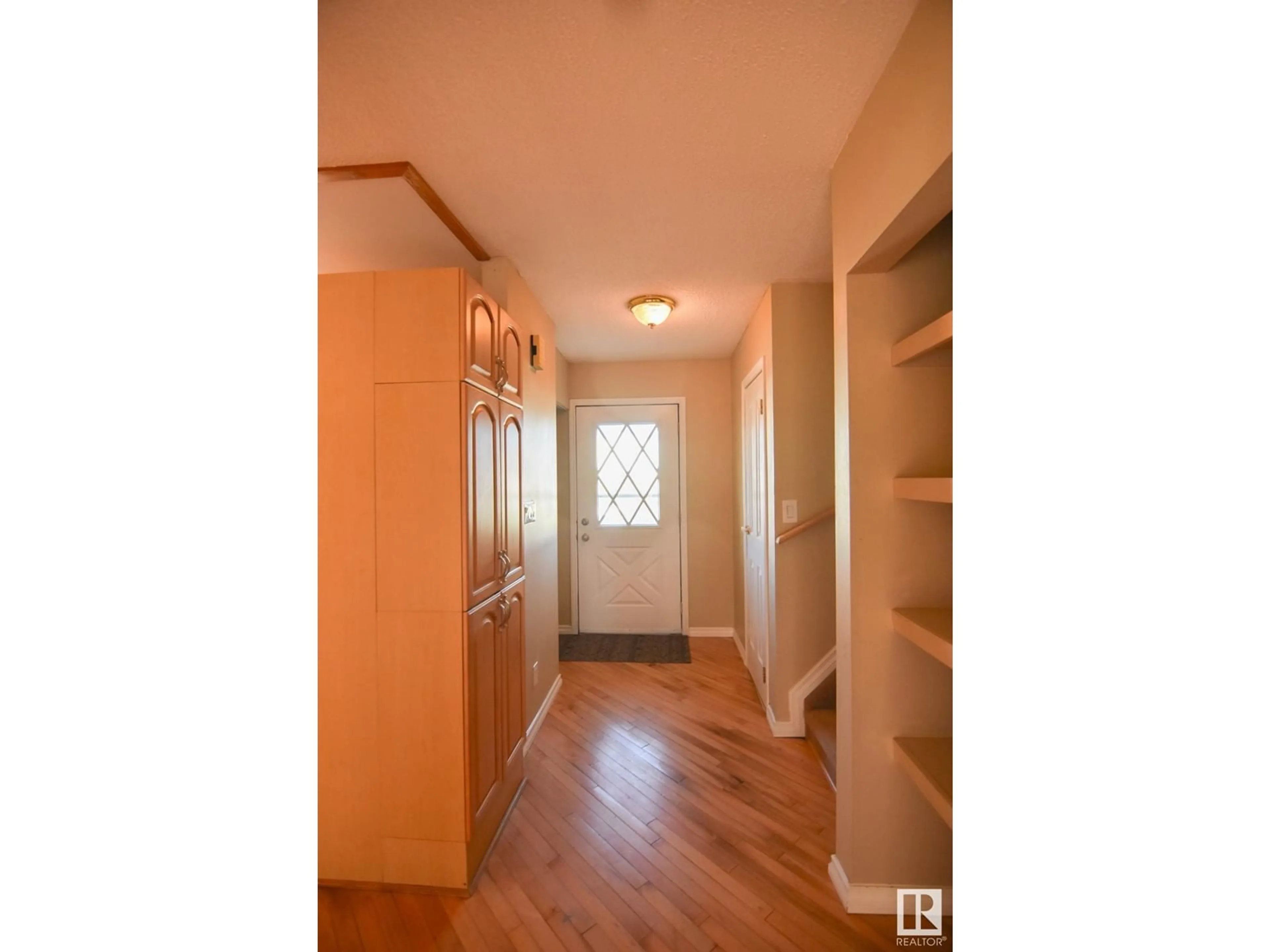 Indoor entryway for 9225 MORINVILLE DR, Morinville Alberta T8R1J8