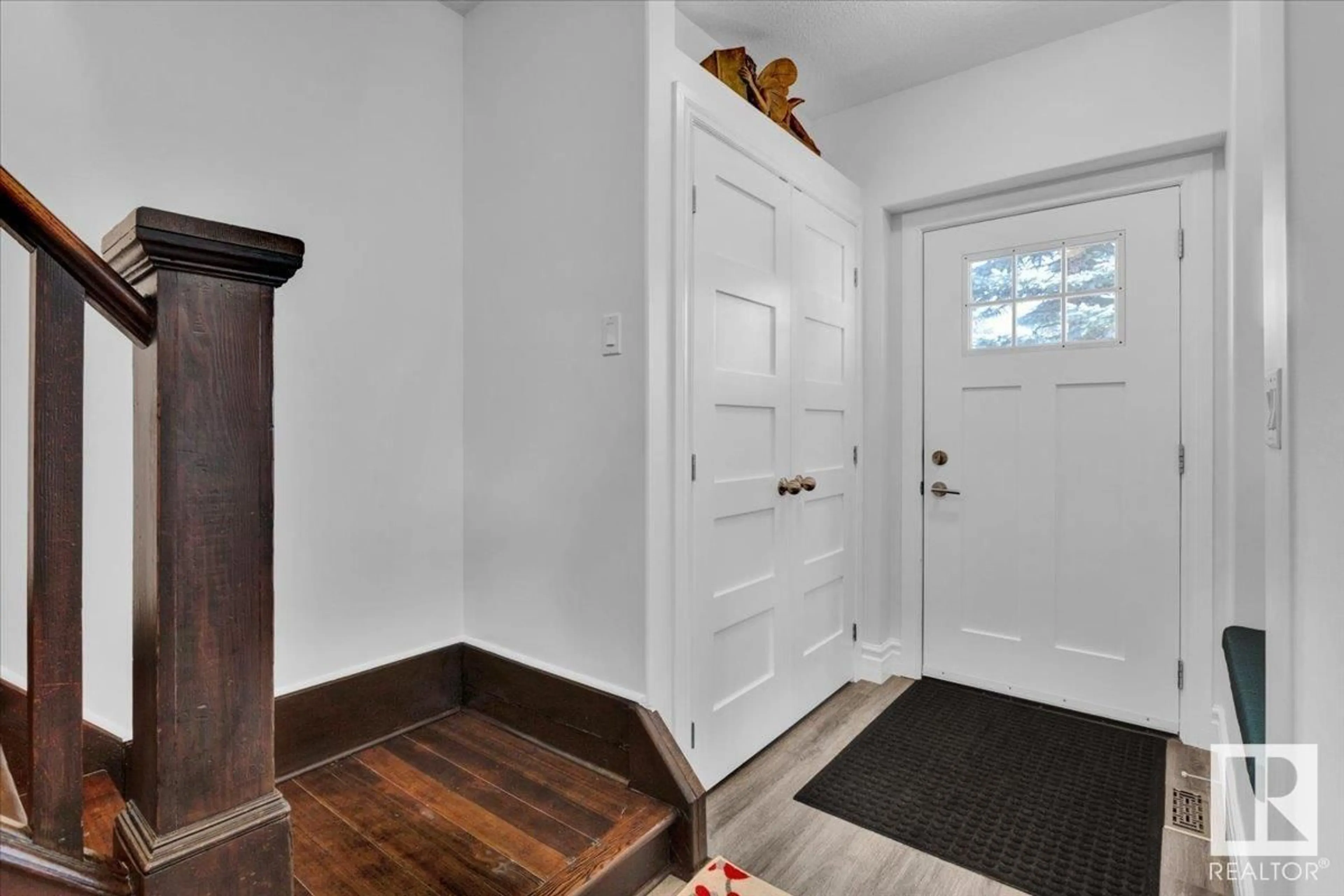 Indoor entryway for 11910 76 ST, Edmonton Alberta T5B2C7