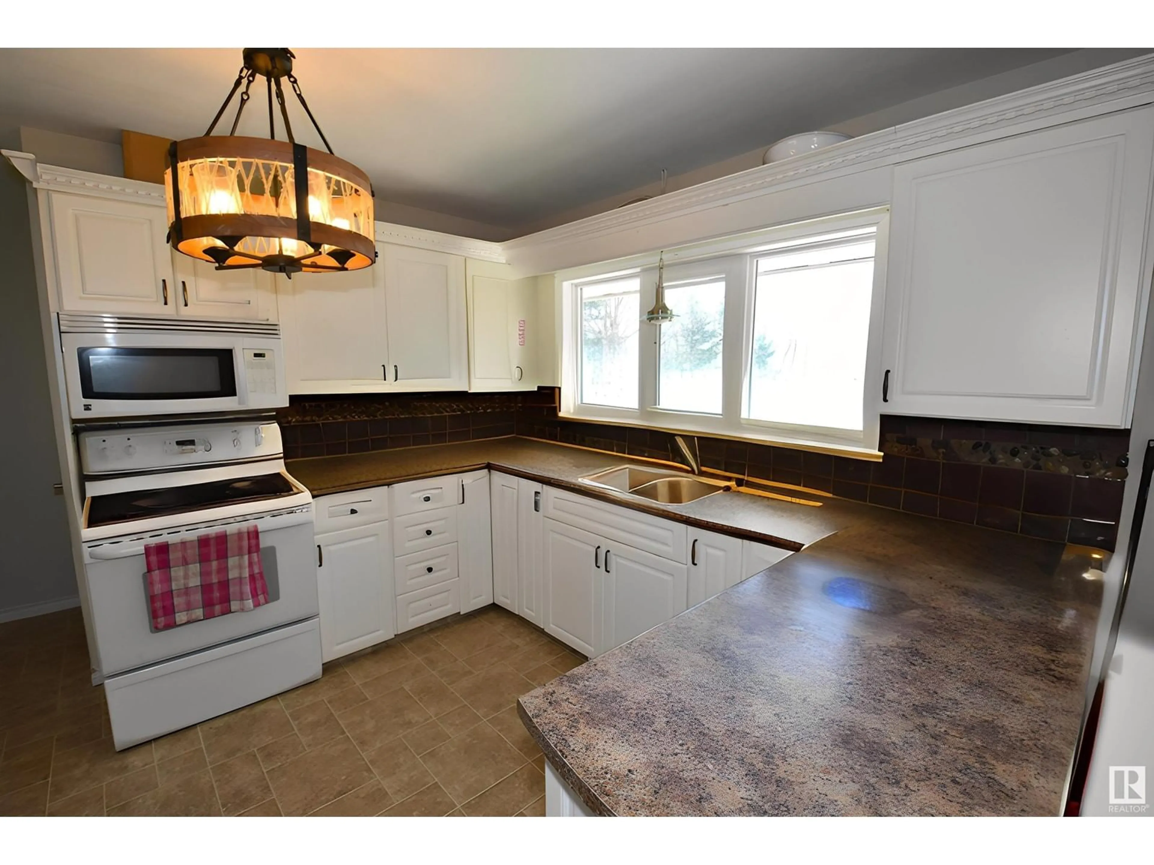 Open concept kitchen, ceramic/tile floor for 52502 RGE ROAD 12, Rural Parkland County Alberta T7Y2B9