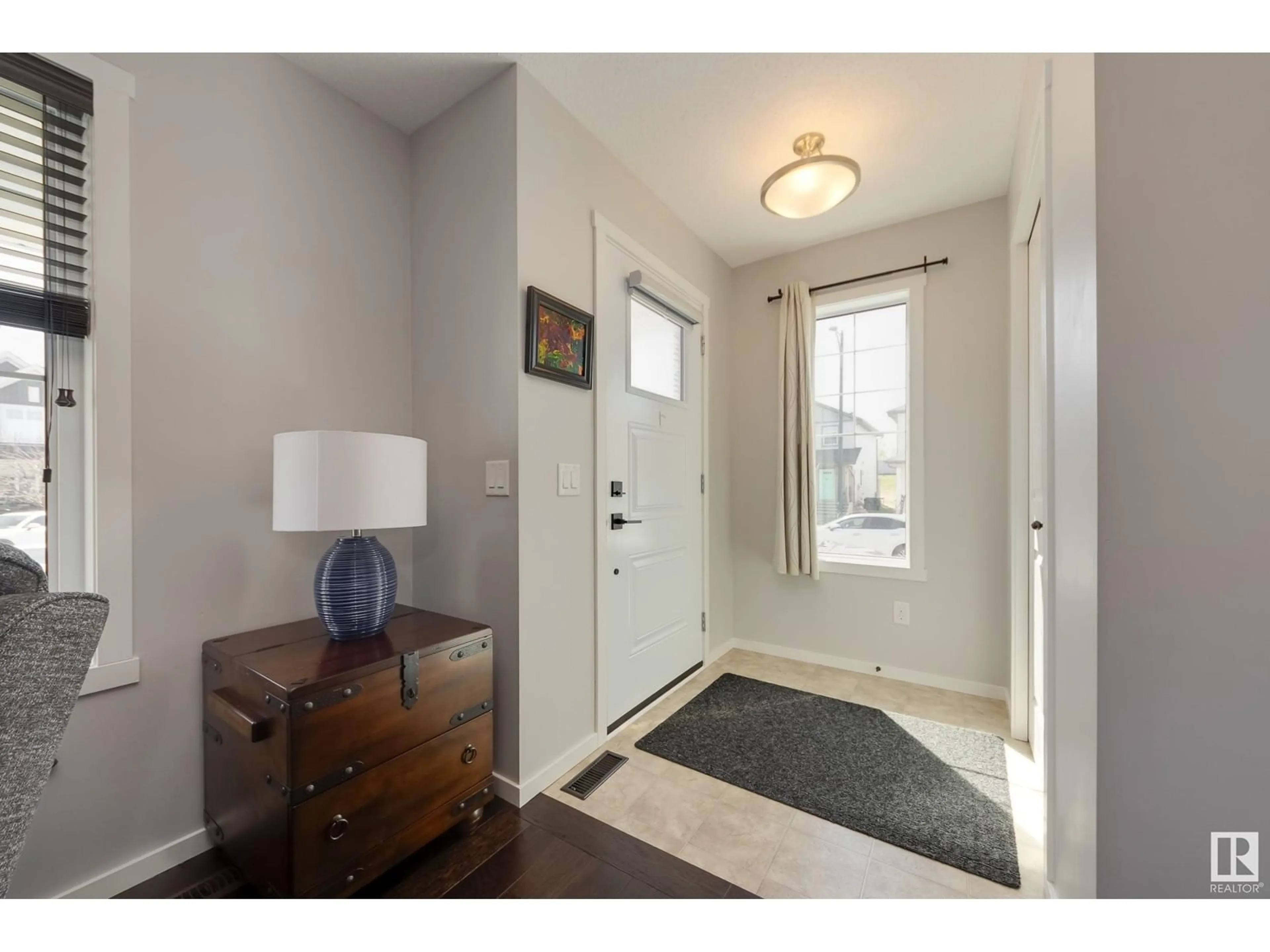 Indoor entryway for 840 37 AV NW, Edmonton Alberta T6T0S3