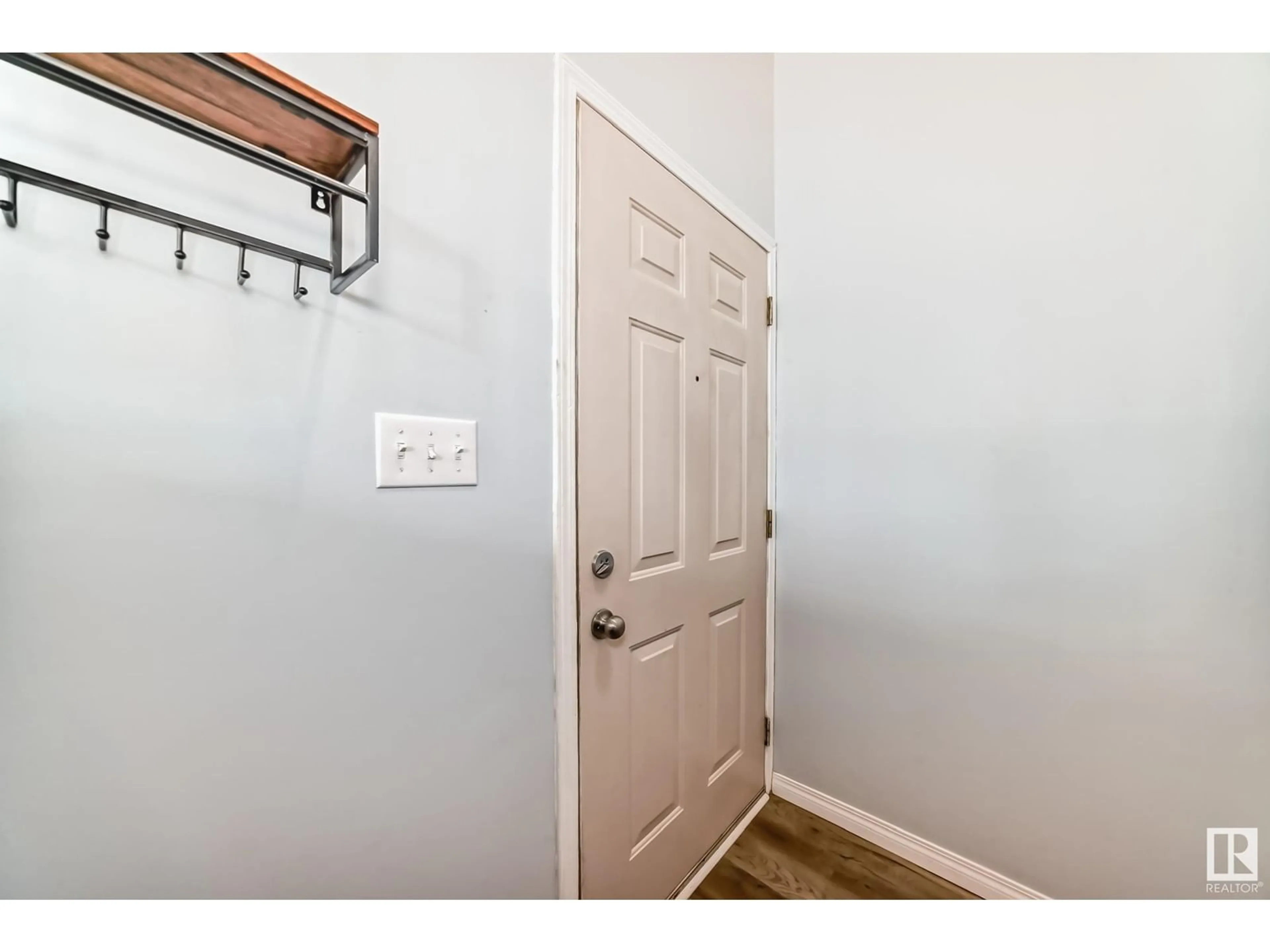 Indoor entryway for 122 MT. PLEASANT DR, Camrose Alberta T4V2Y1