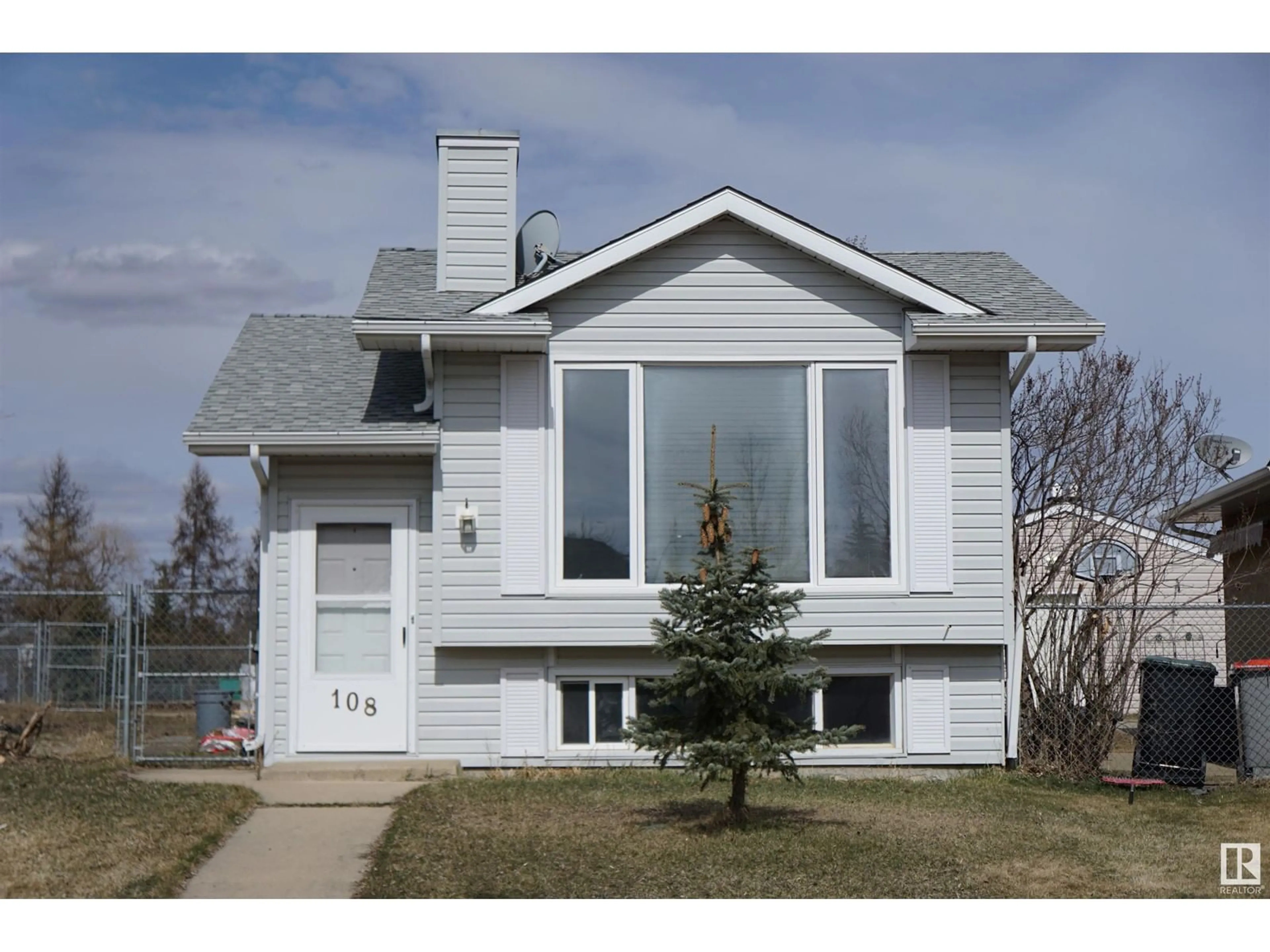 Home with vinyl exterior material, street for 108 PORTER AV, Millet Alberta T0C1Z0